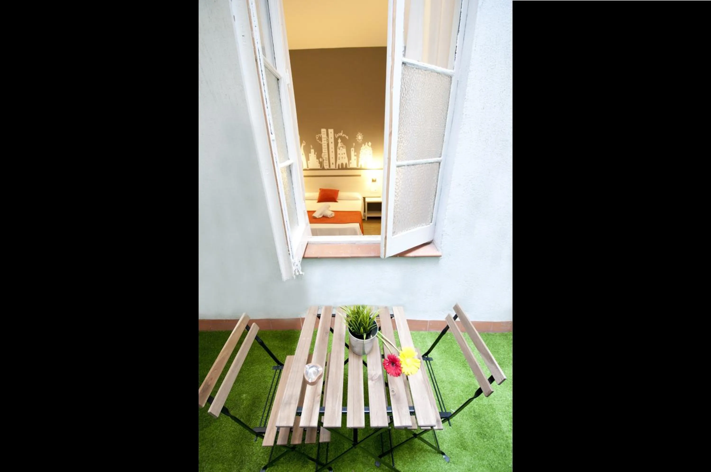 Patio in Hostal Live Barcelona