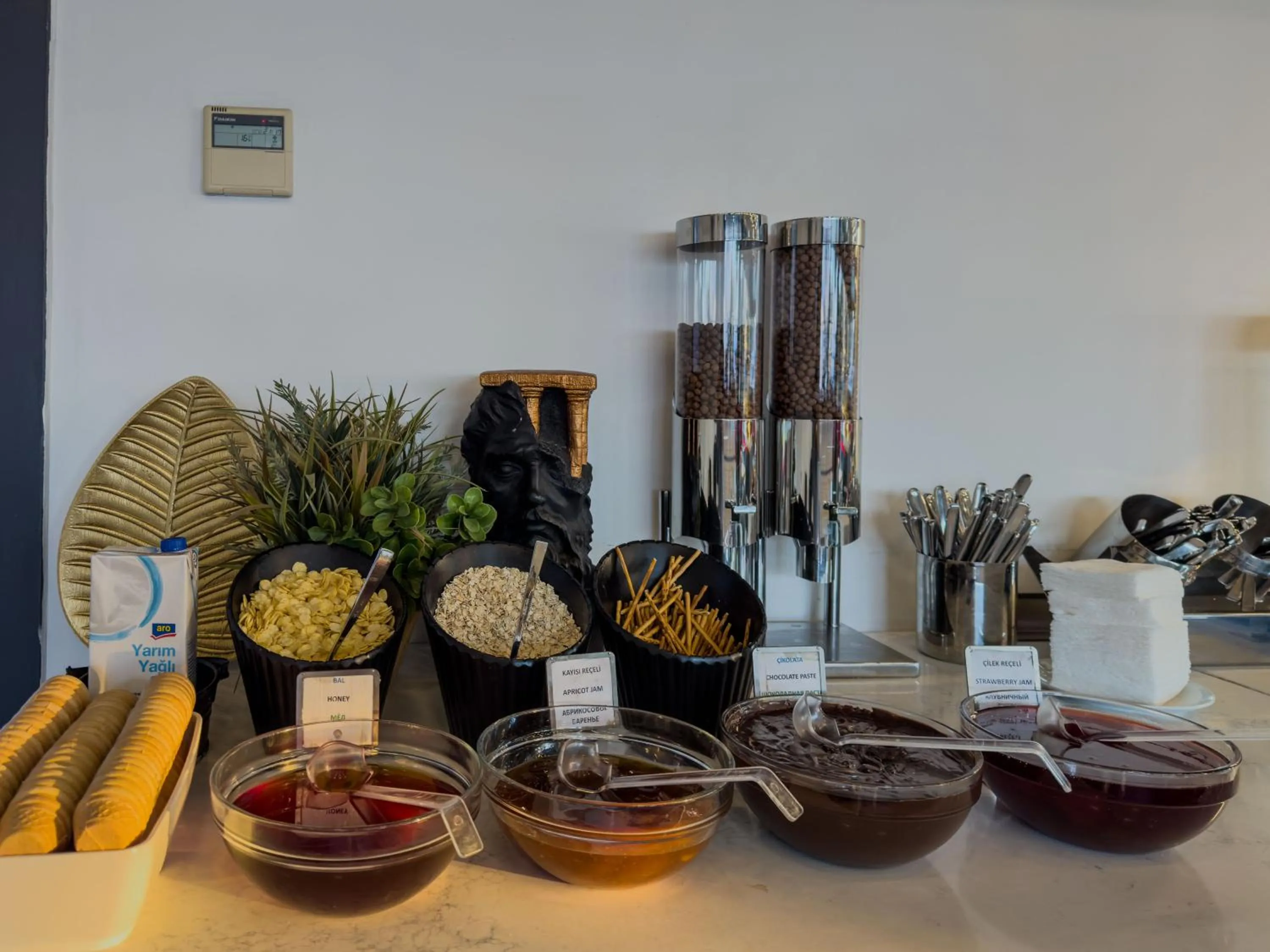 Restaurant/places to eat in Leaf Port Hotel