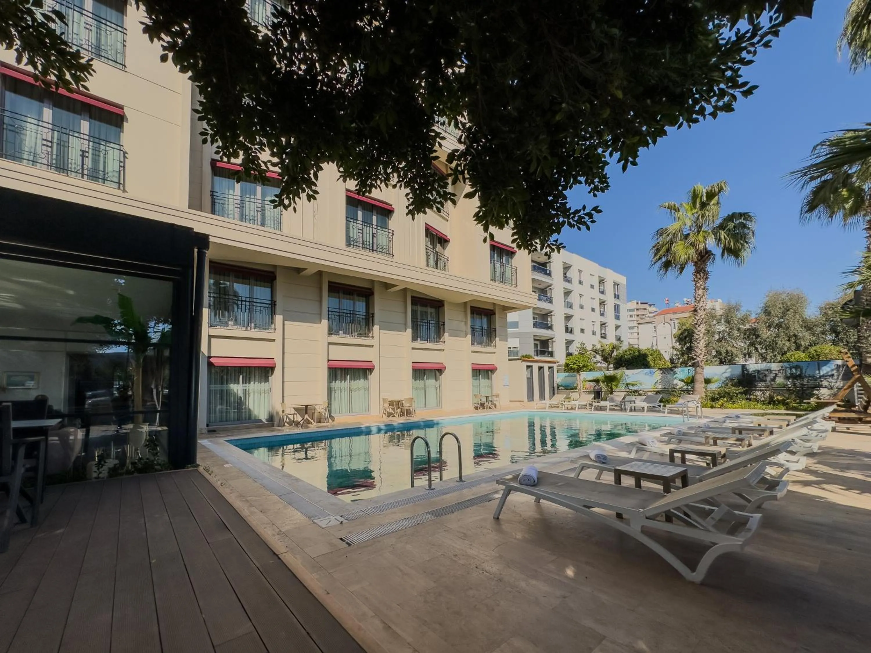 Swimming pool in Leaf Port Hotel