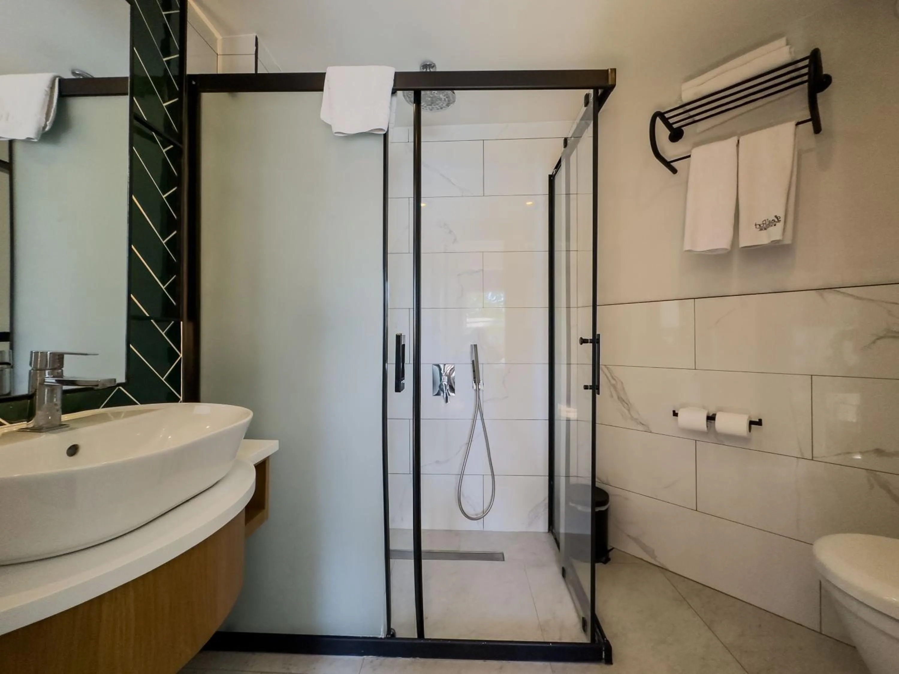 Bathroom in Leaf Port Hotel