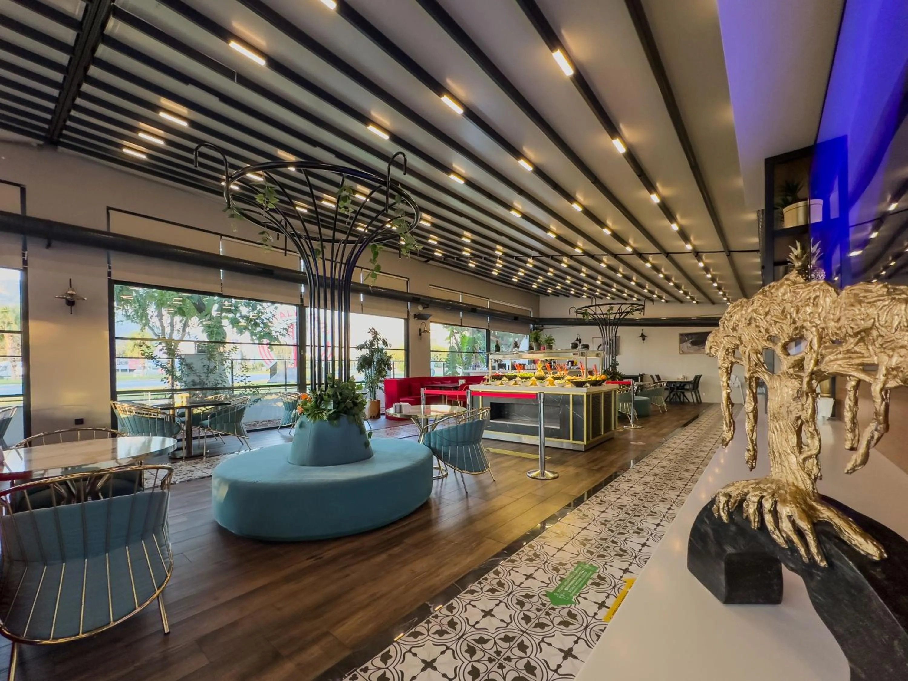 Restaurant/places to eat in Leaf Port Hotel