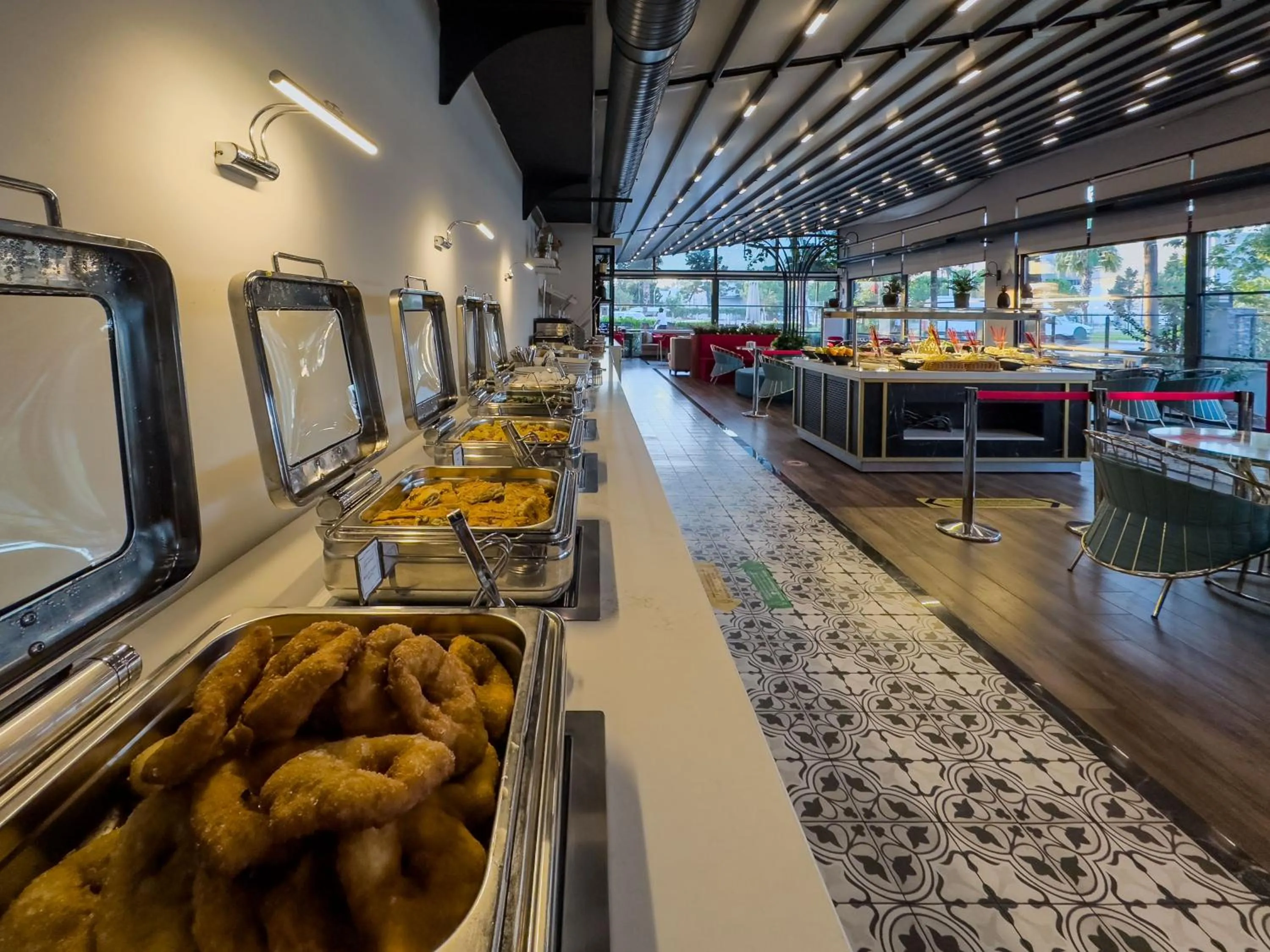 Restaurant/places to eat in Leaf Port Hotel