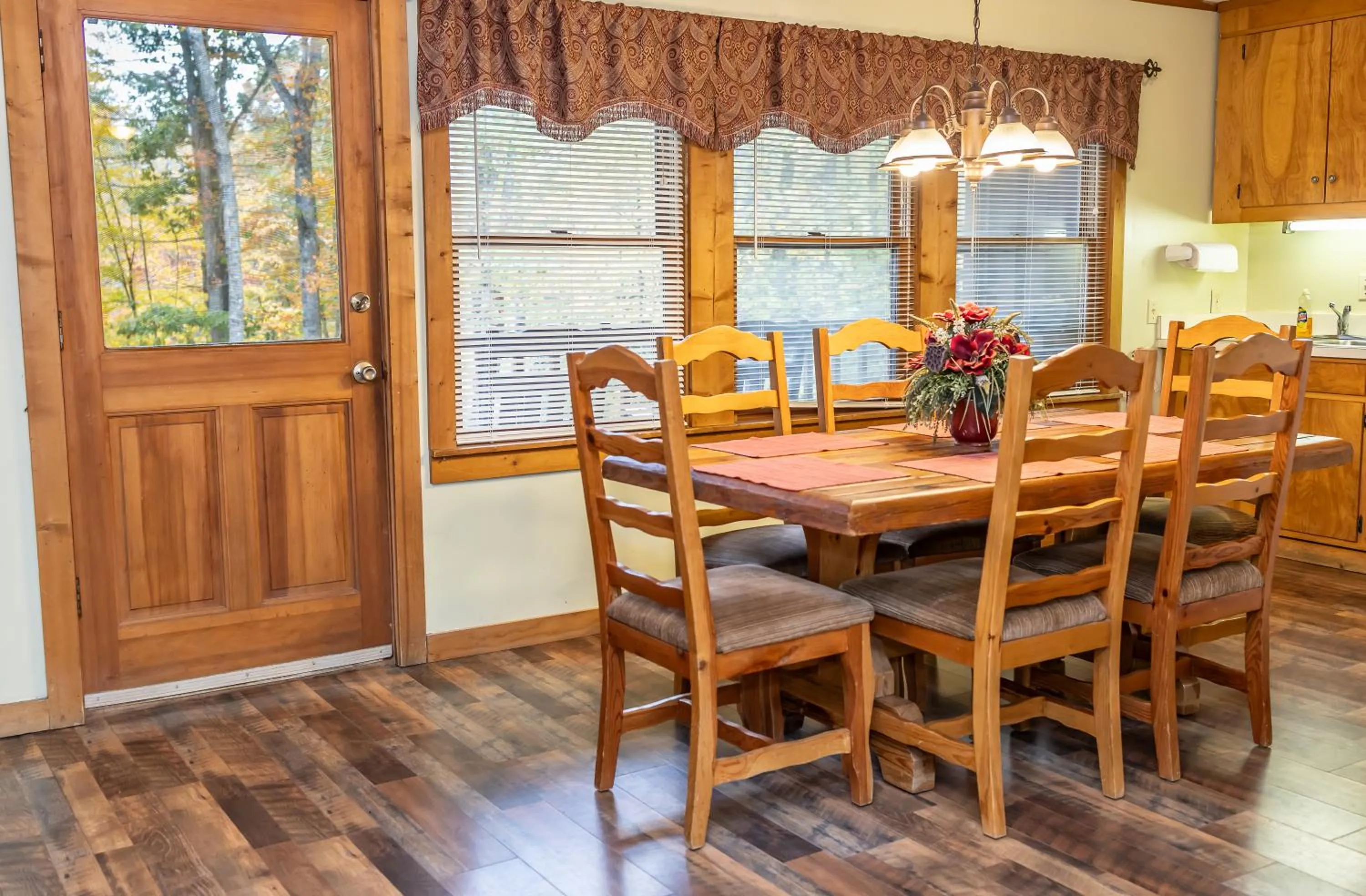 Dining area in Springmaid Mountain Retreat & Stables
