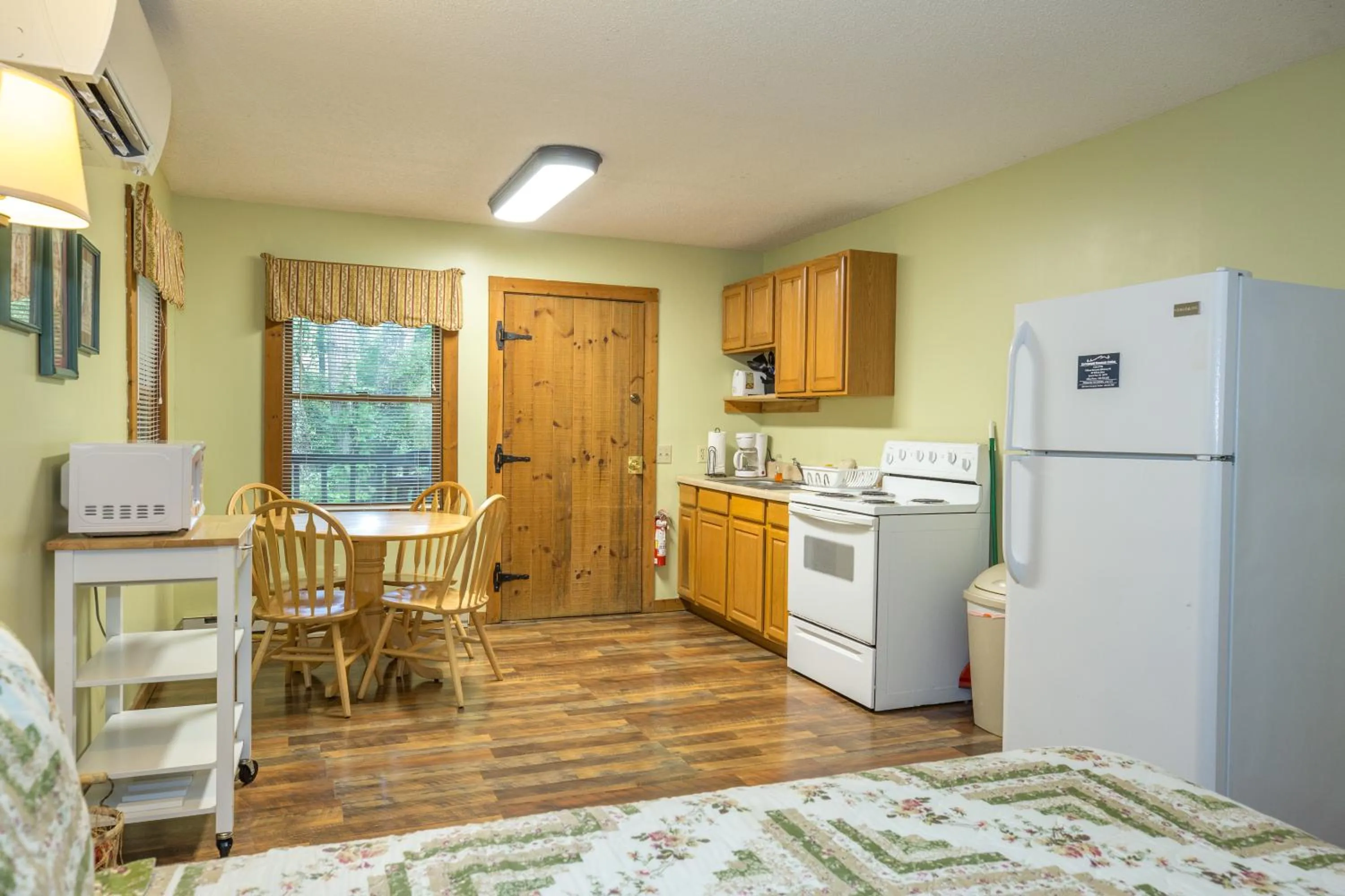 Kitchen or kitchenette in Springmaid Mountain Retreat & Stables