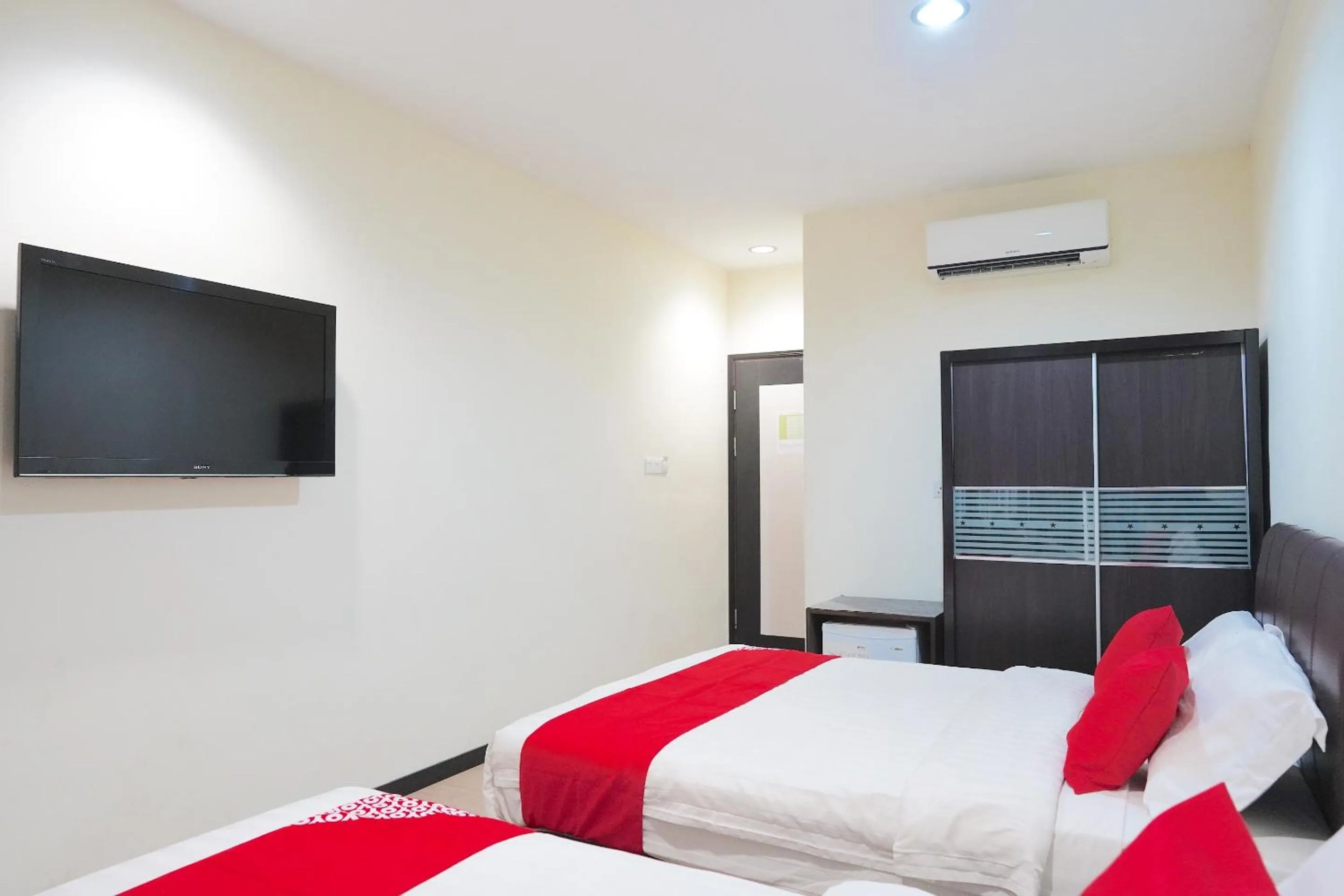 Bedroom, Bed in Hotel O Utama Inn