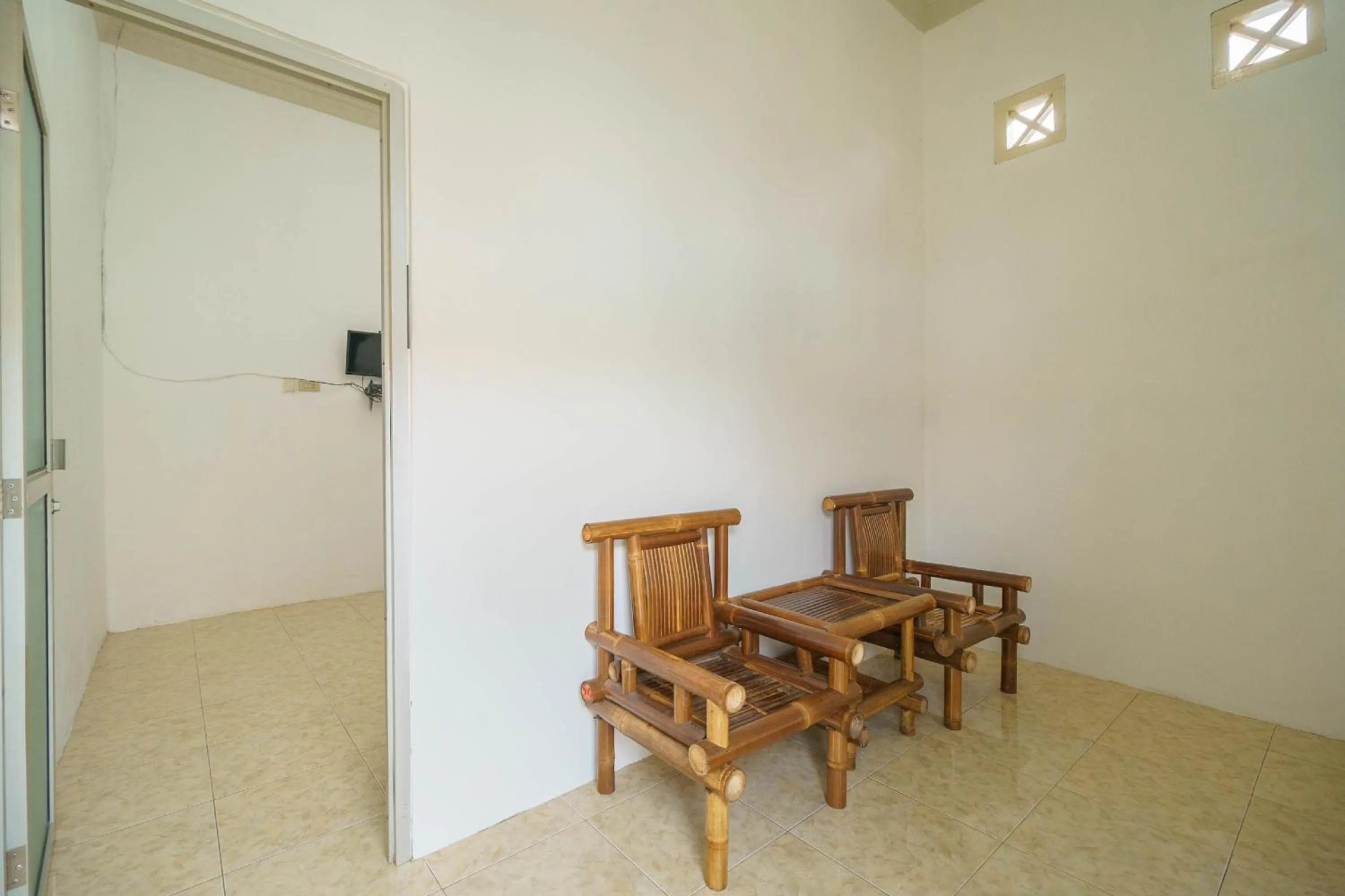 Living room in RedDoorz Syariah near Watervang Lubuk Linggau 2