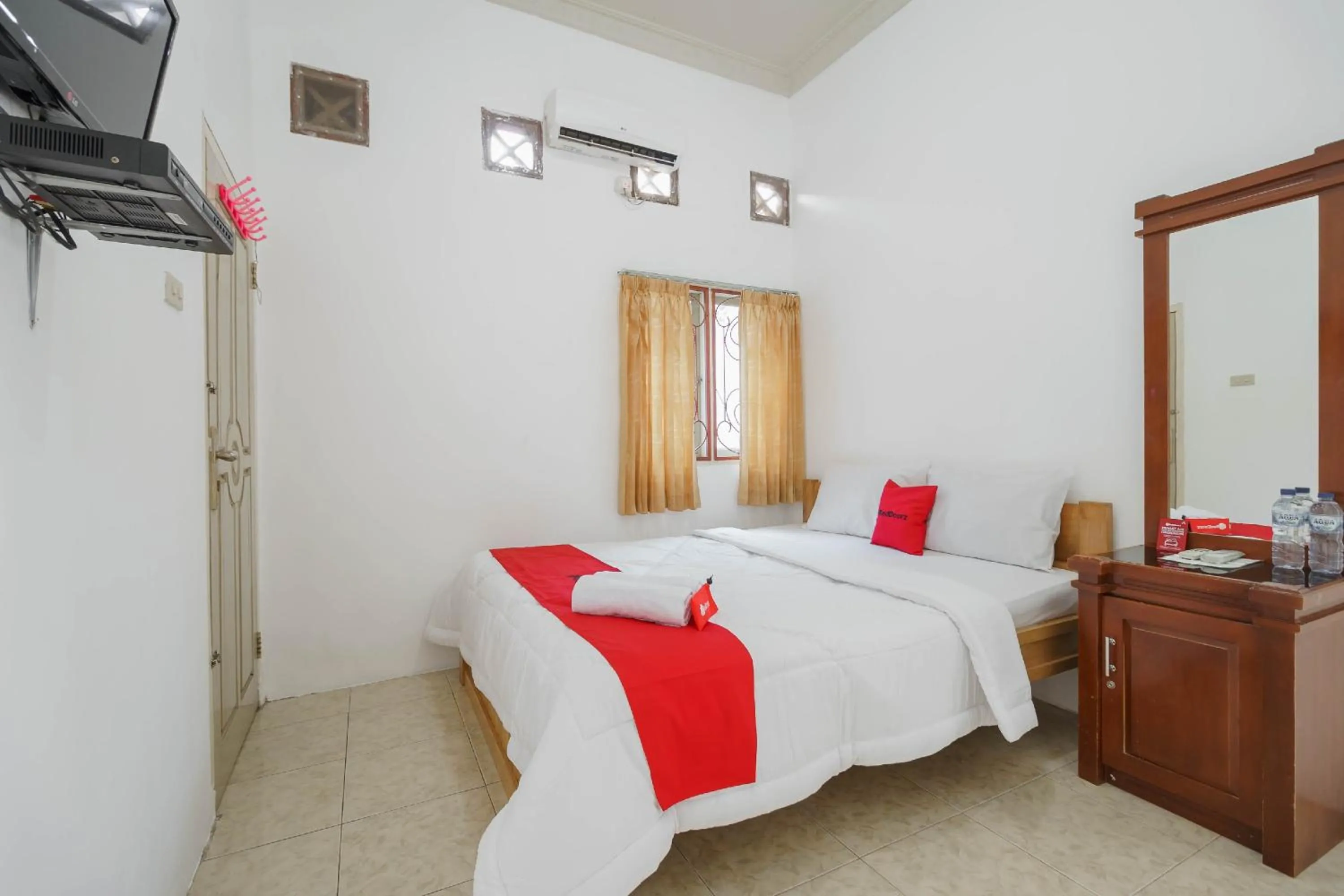 Bedroom, Bed in RedDoorz Syariah near Watervang Lubuk Linggau 2