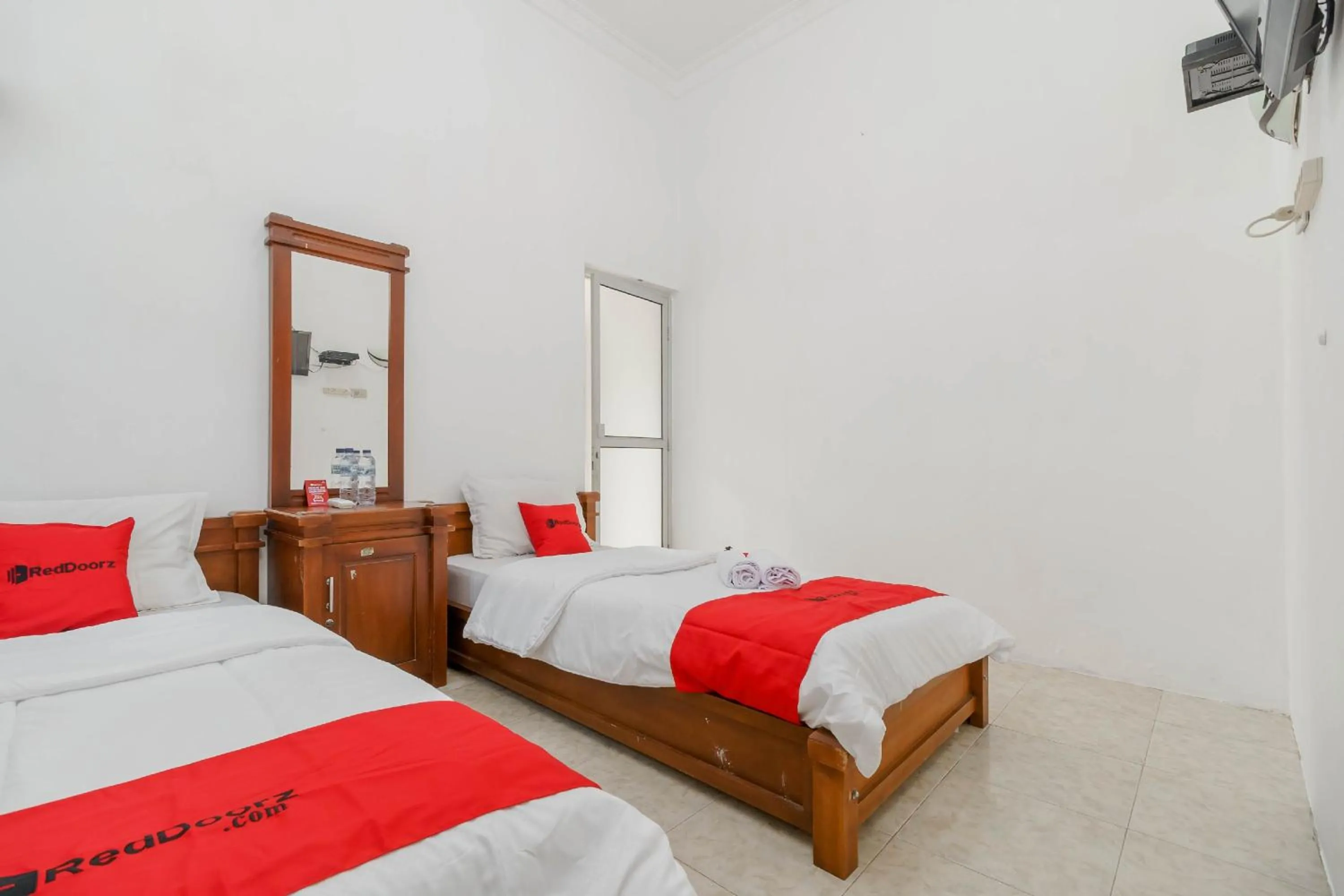 Bedroom, Bed in RedDoorz Syariah near Watervang Lubuk Linggau 2