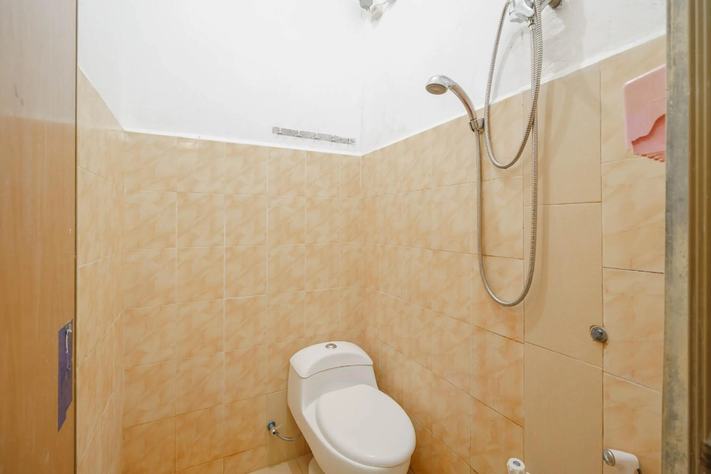 Bathroom in RedDoorz Syariah near Watervang Lubuk Linggau 2