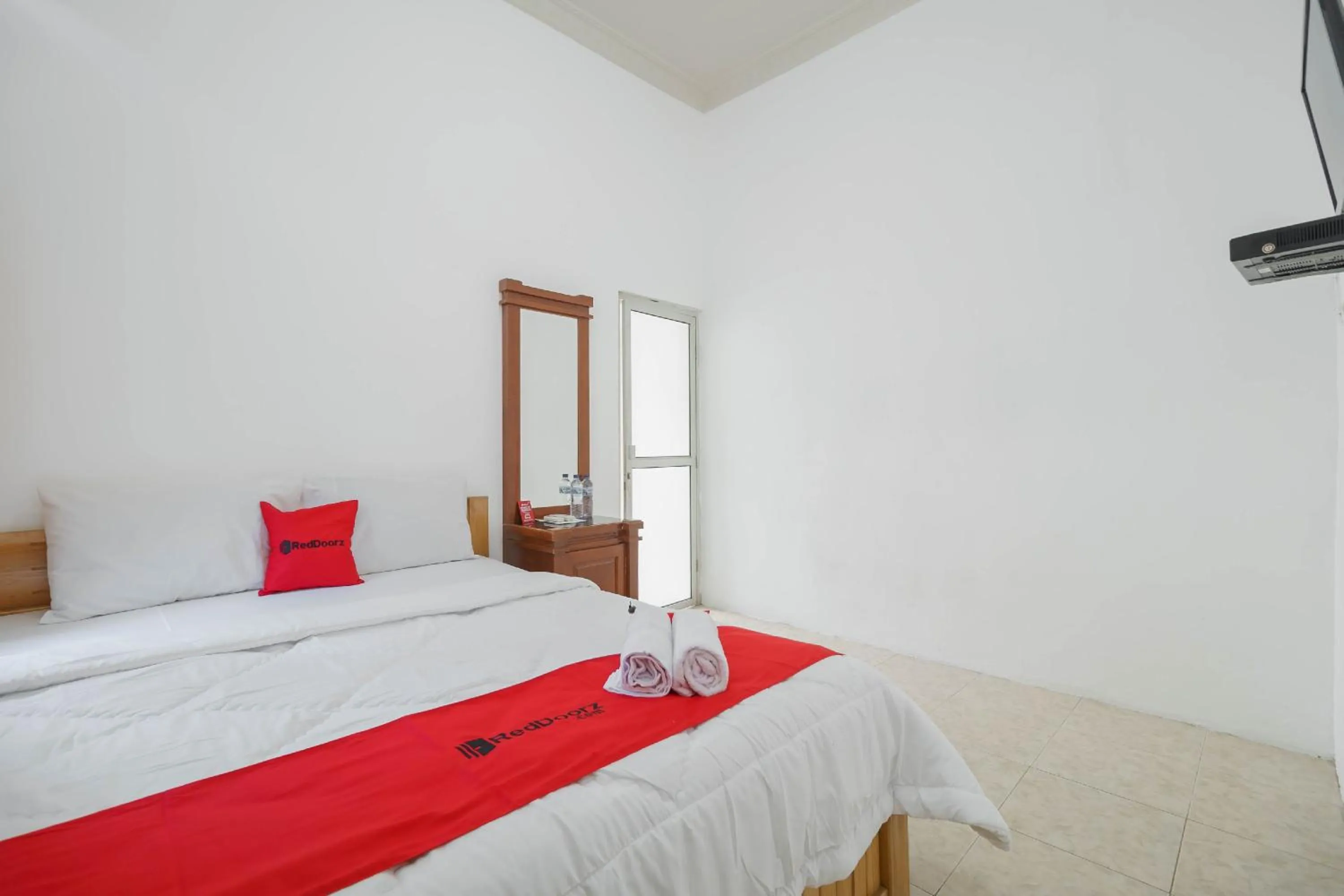 Bedroom, Bed in RedDoorz Syariah near Watervang Lubuk Linggau 2