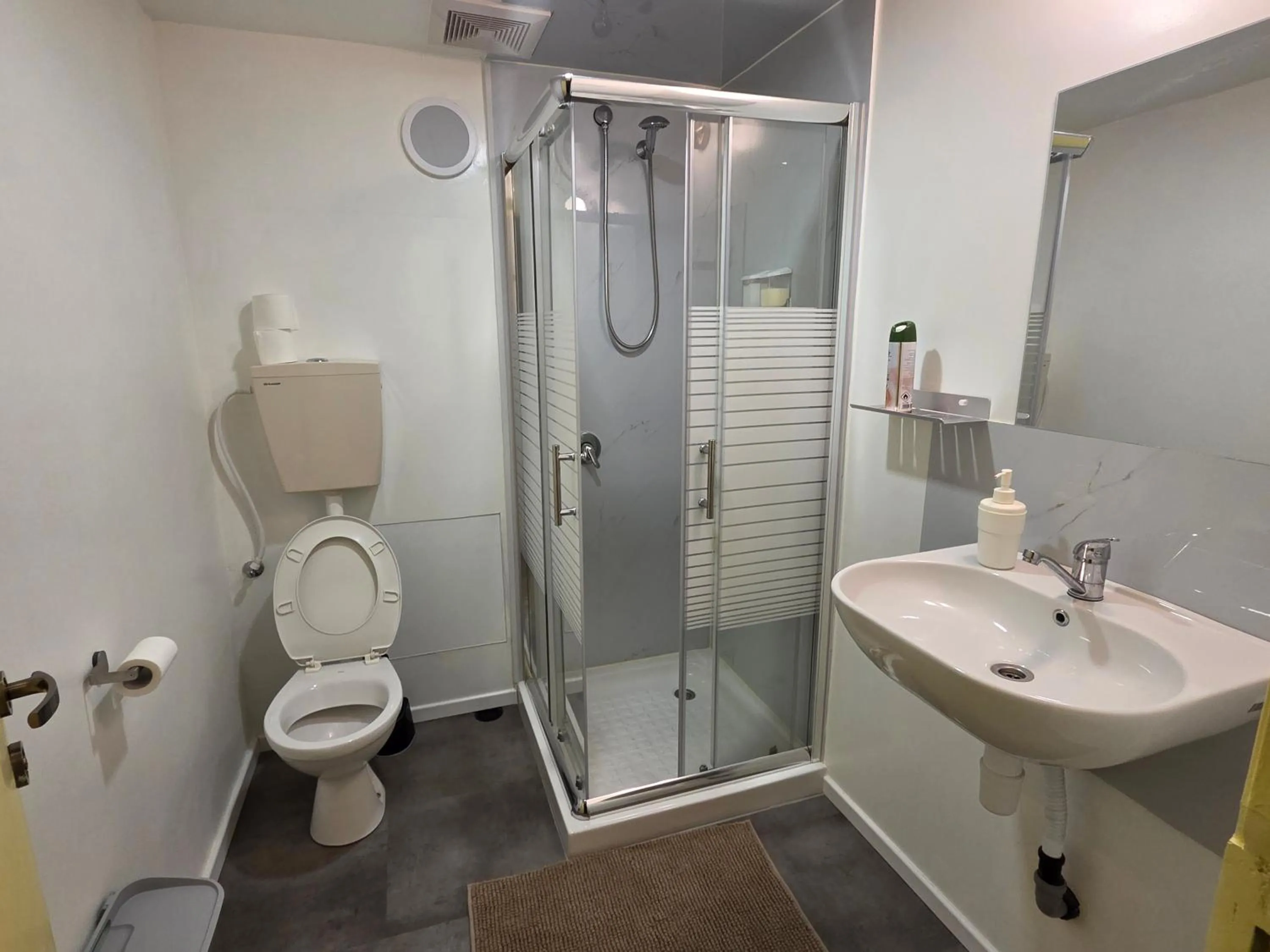 Bathroom in Hostel Roks