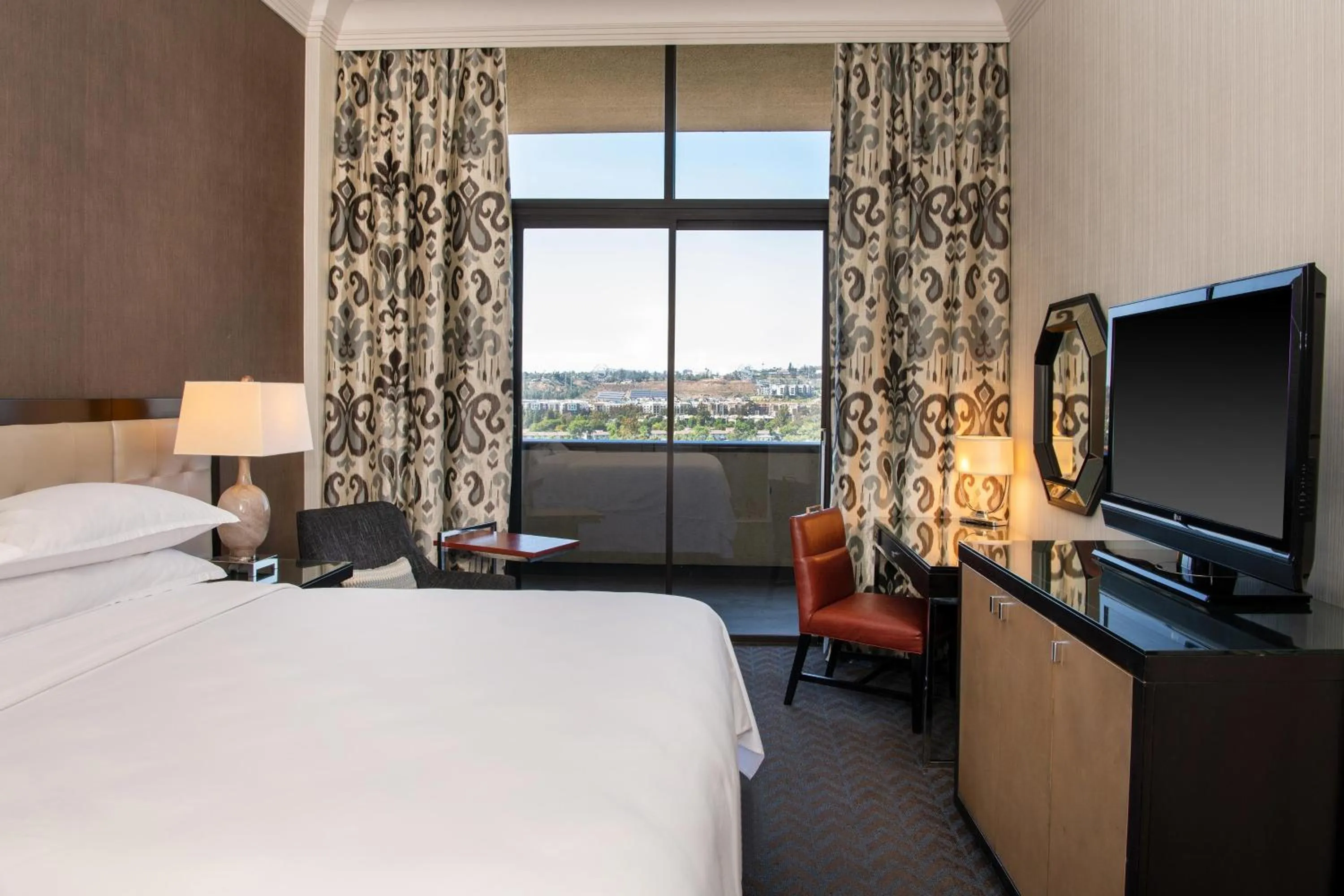 Bedroom, Bed in Sheraton Mission Valley San Diego Hotel