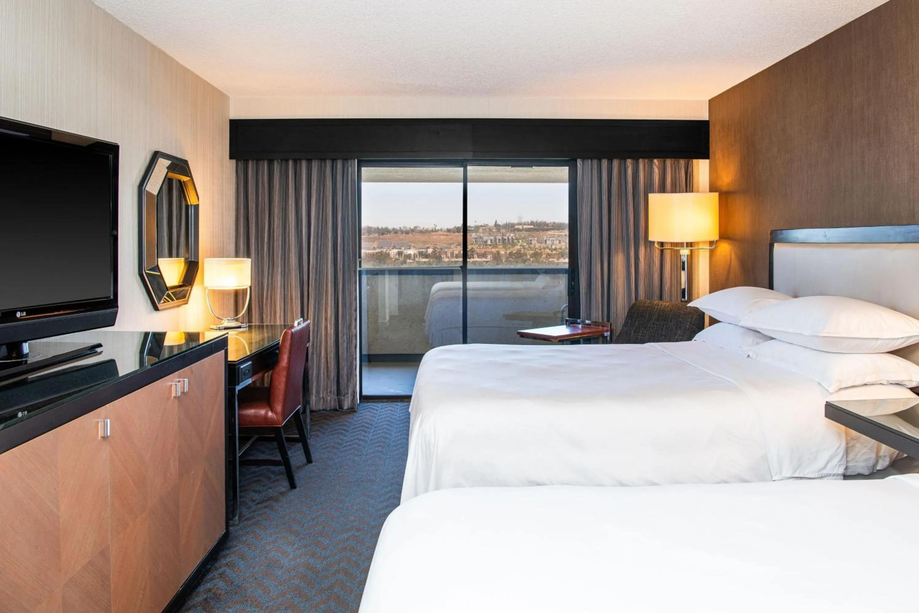 Photo of the whole room, Bed in Sheraton Mission Valley San Diego Hotel