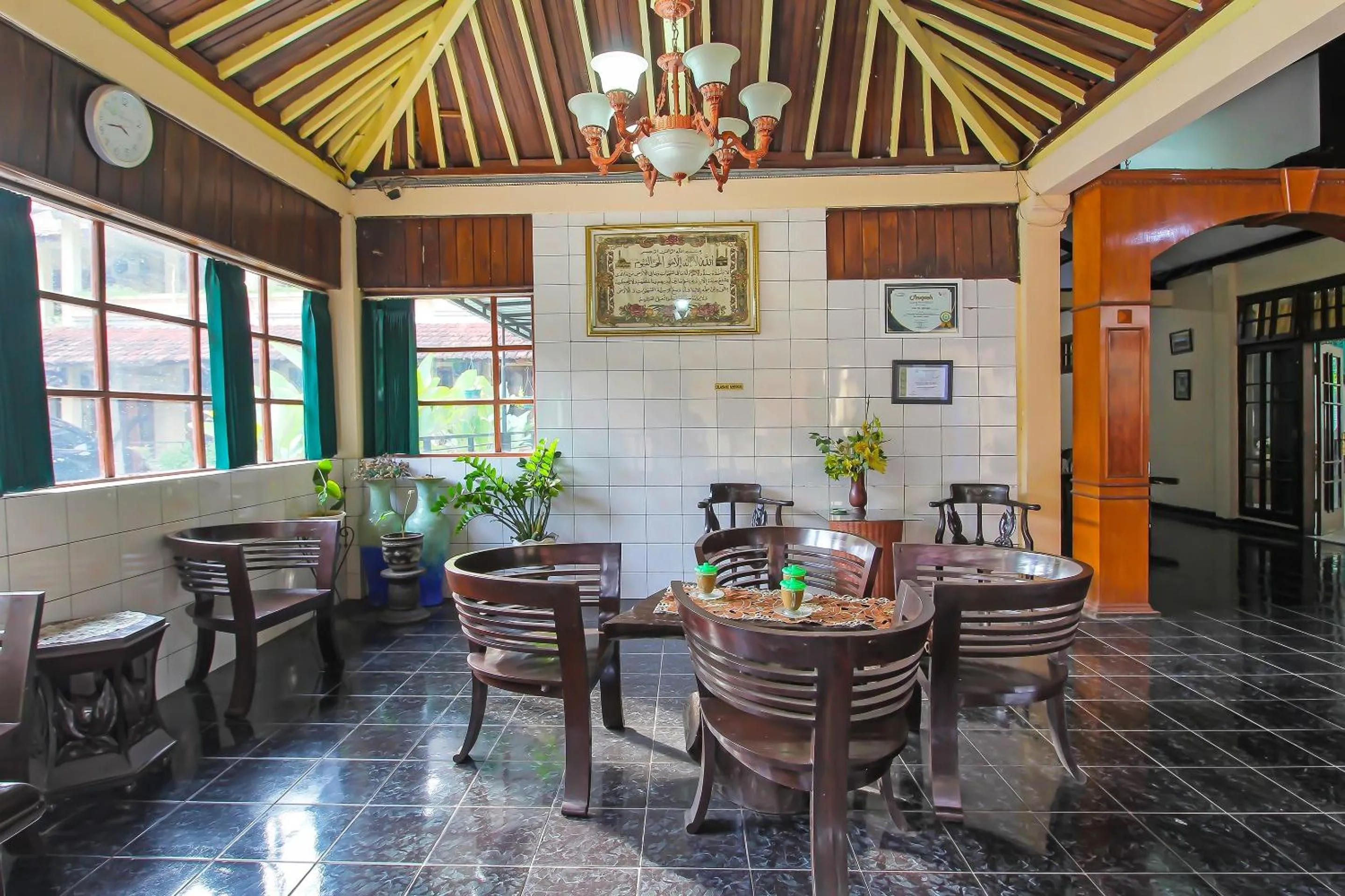 Lobby or reception in OYO 1984 Hotel Istana Family Syariah