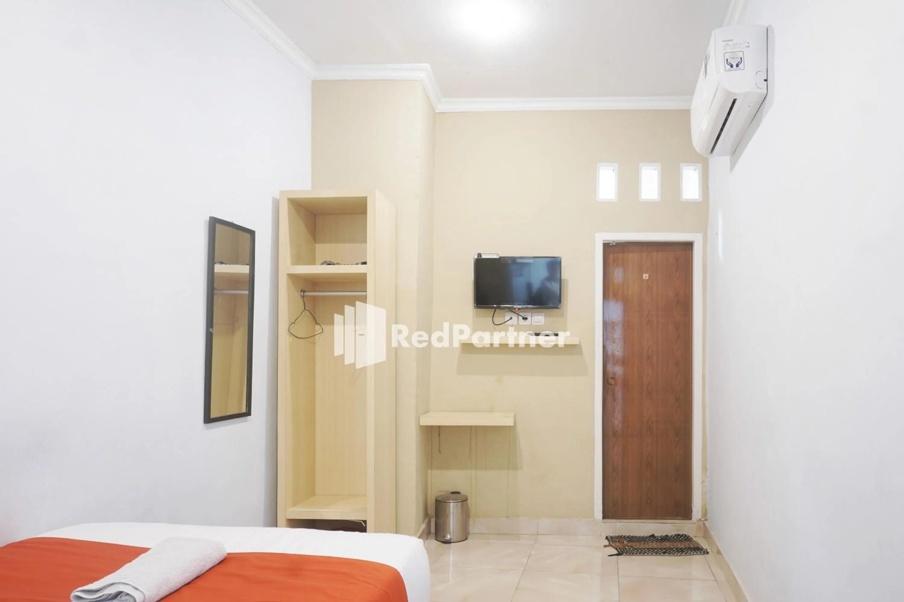 Bedroom, Bed in Tassa Homestay Syariah Mitra RedDoorz