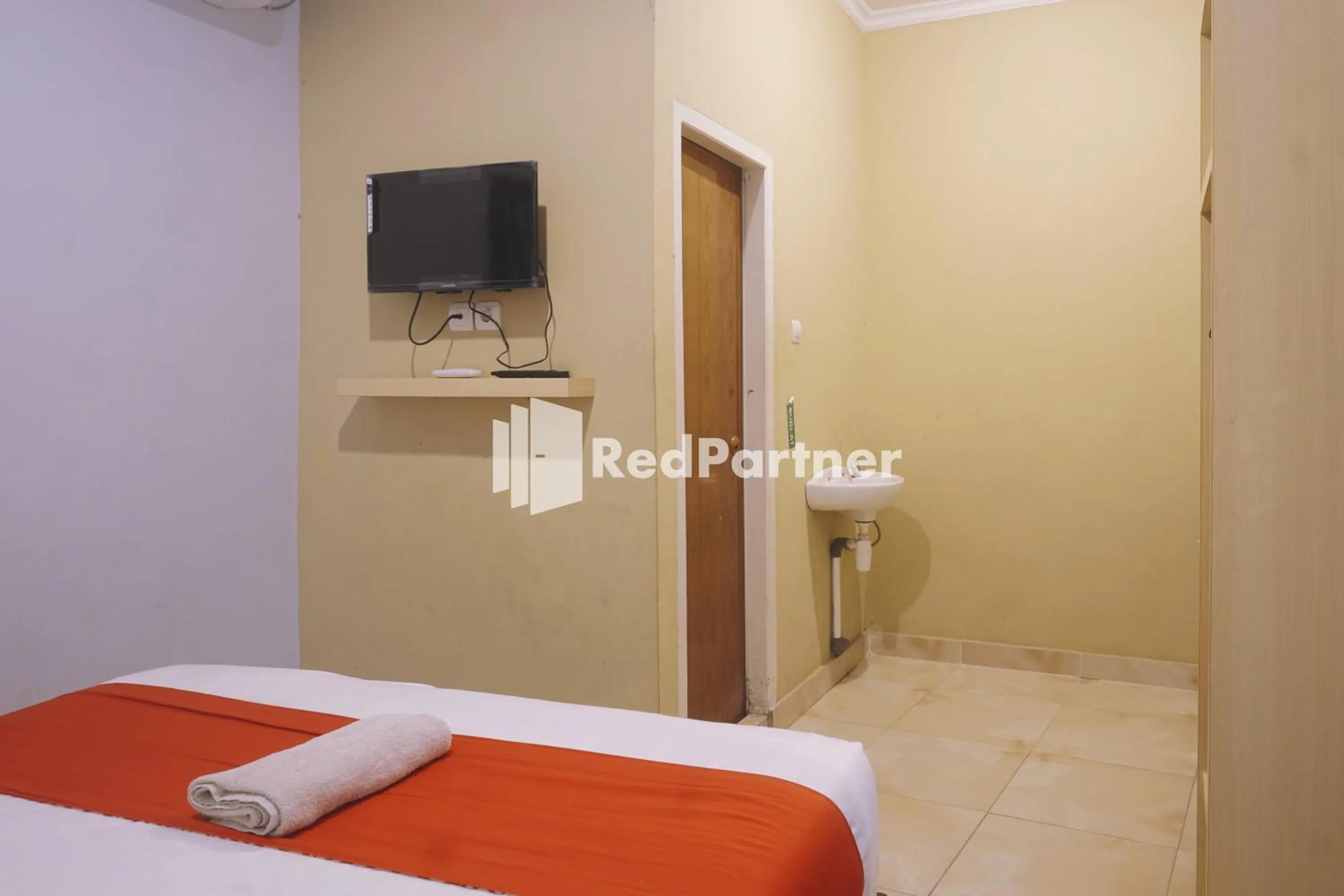 Bedroom, Bed in Tassa Homestay Syariah Mitra RedDoorz