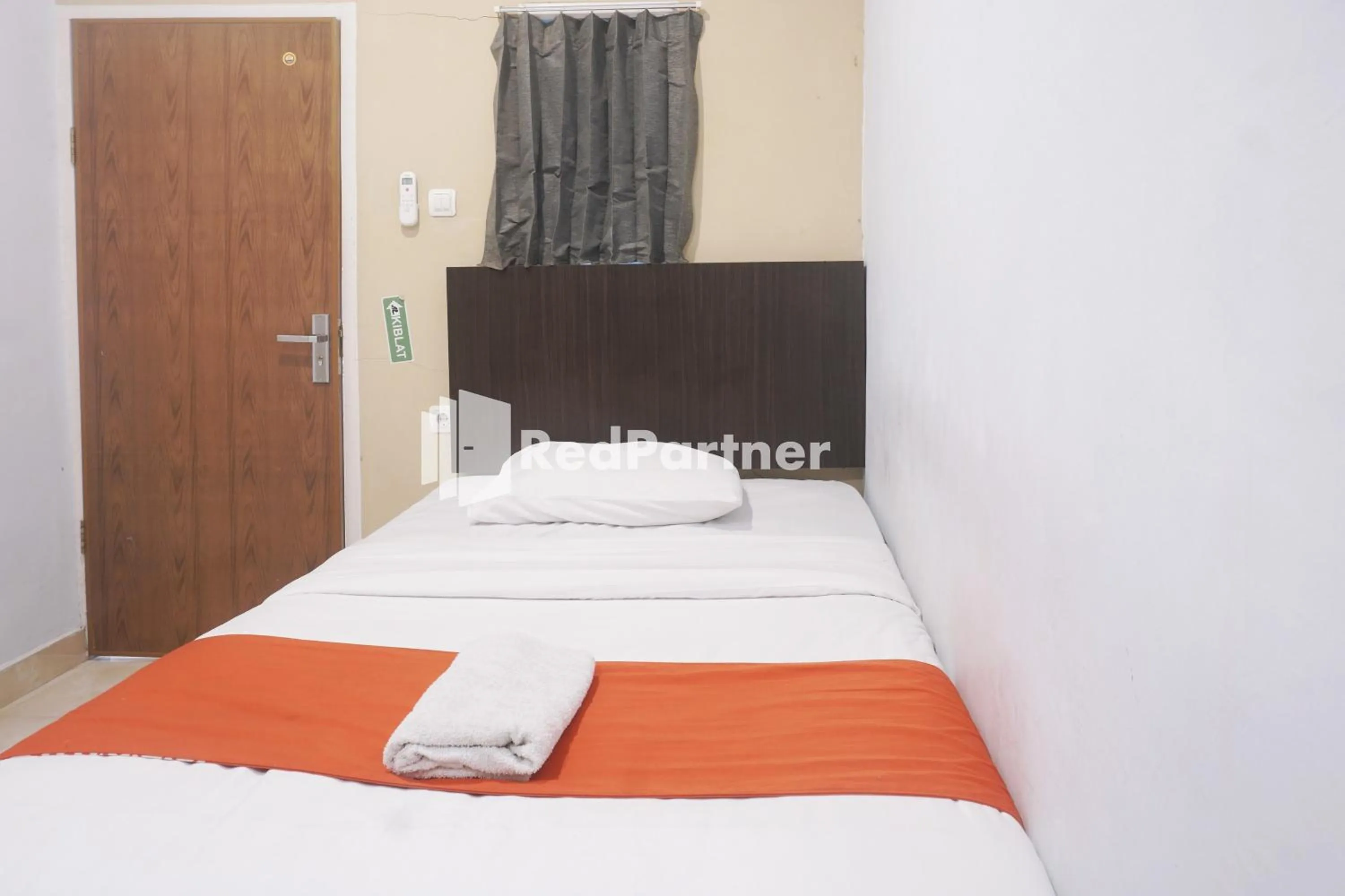 Bedroom, Bed in Tassa Homestay Syariah Mitra RedDoorz