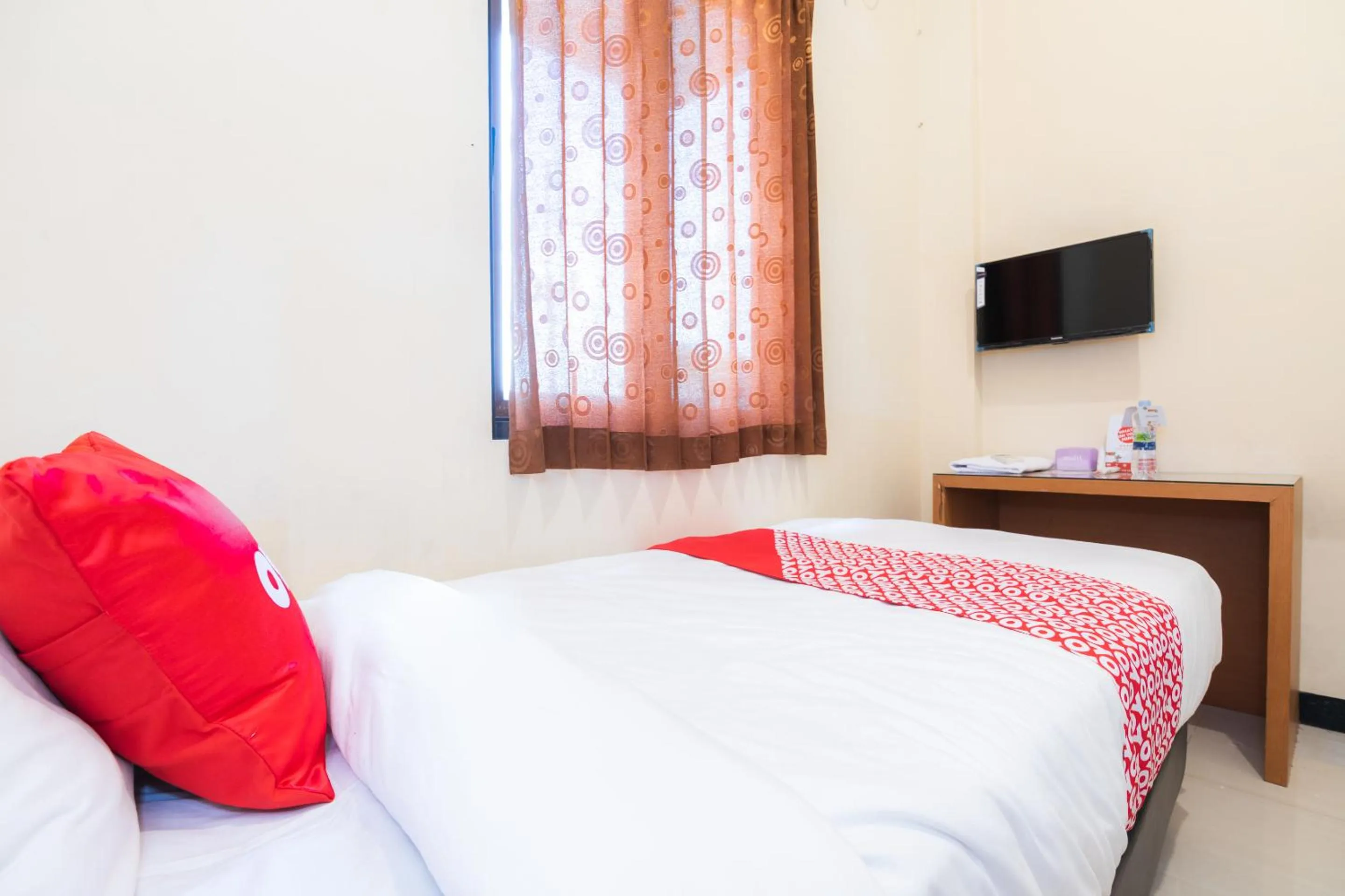 Bedroom, TV/Entertainment Center in OYO 1956 Kana Family Residence