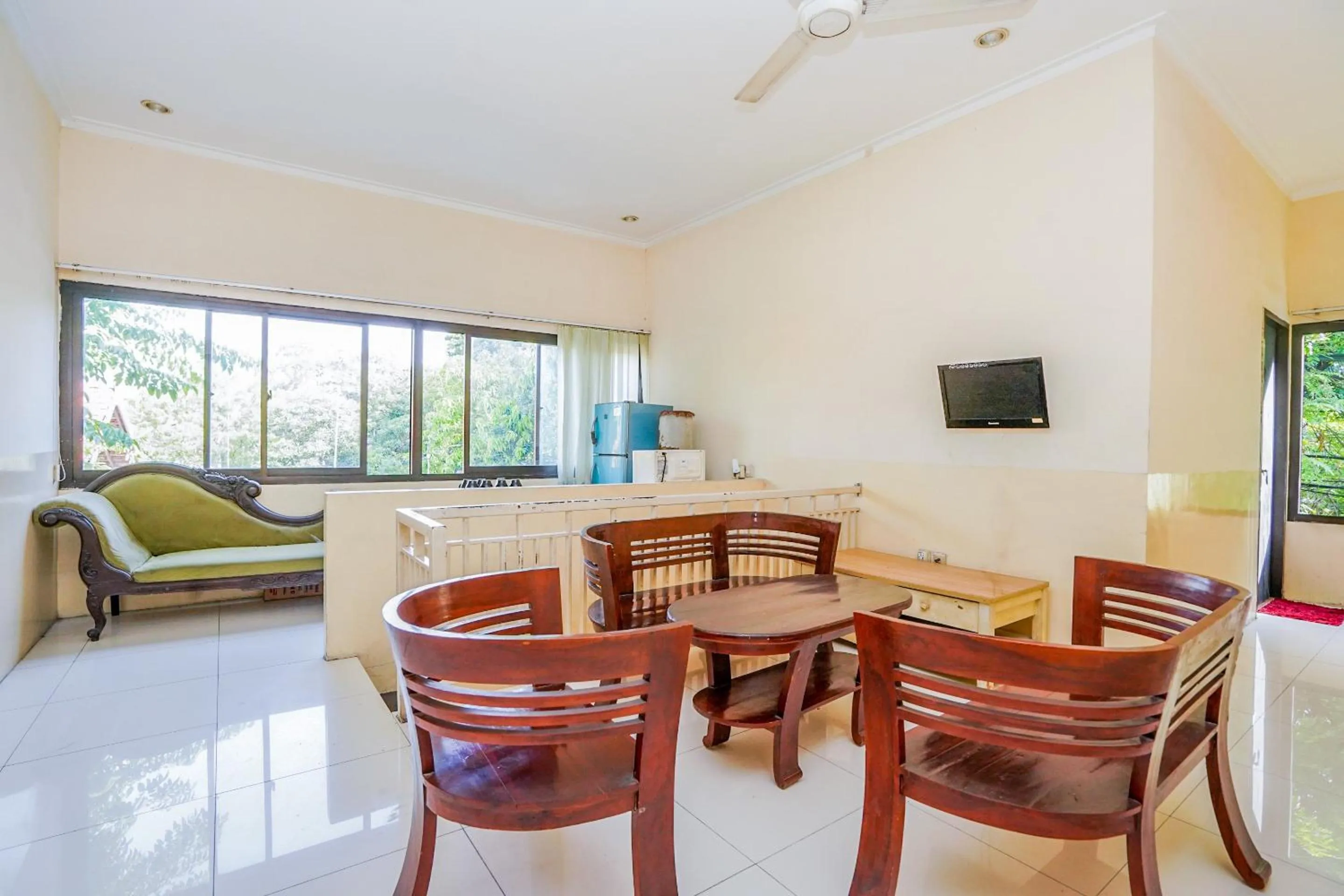 Lobby or reception in OYO 1956 Kana Family Residence