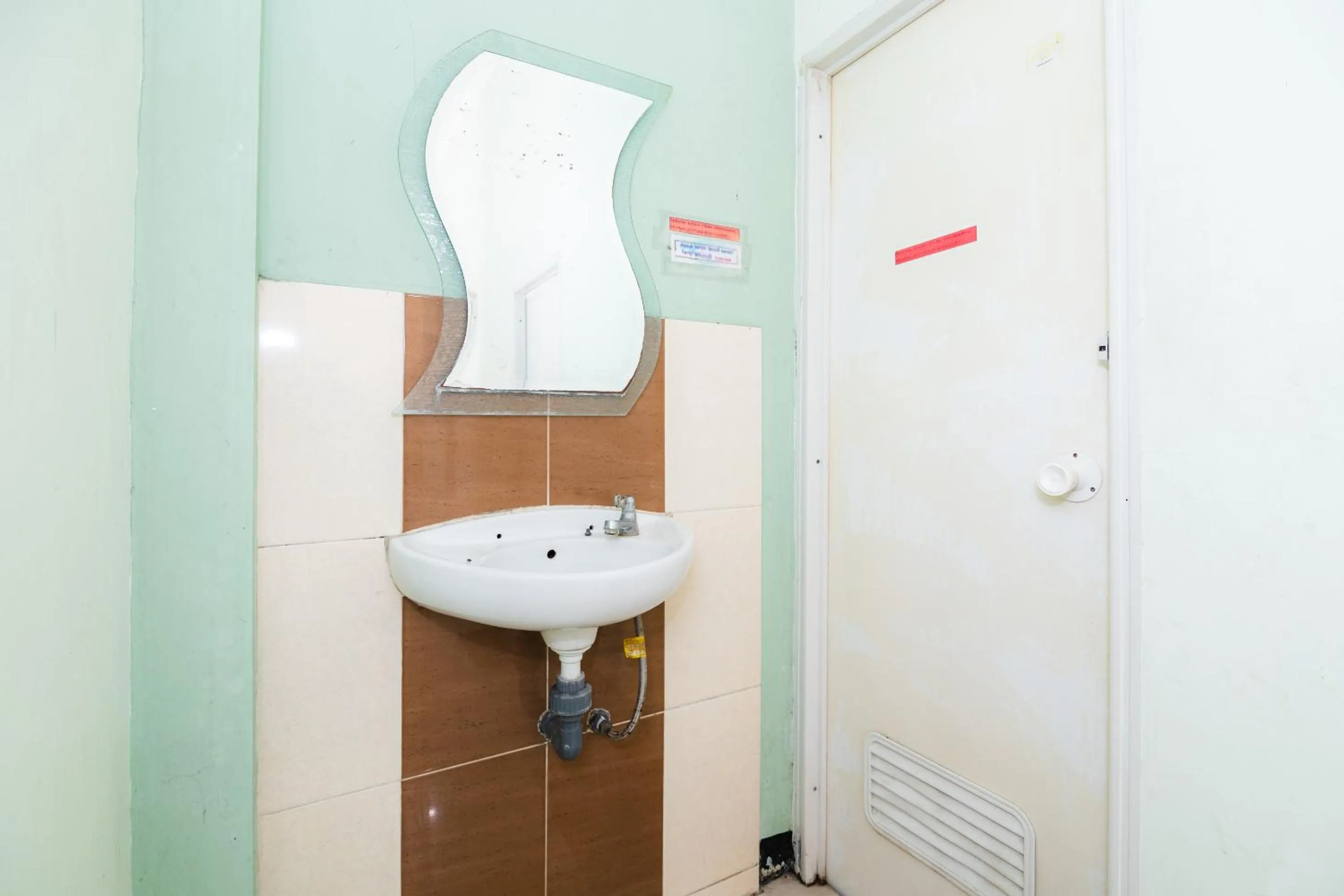Bathroom in OYO 1956 Kana Family Residence