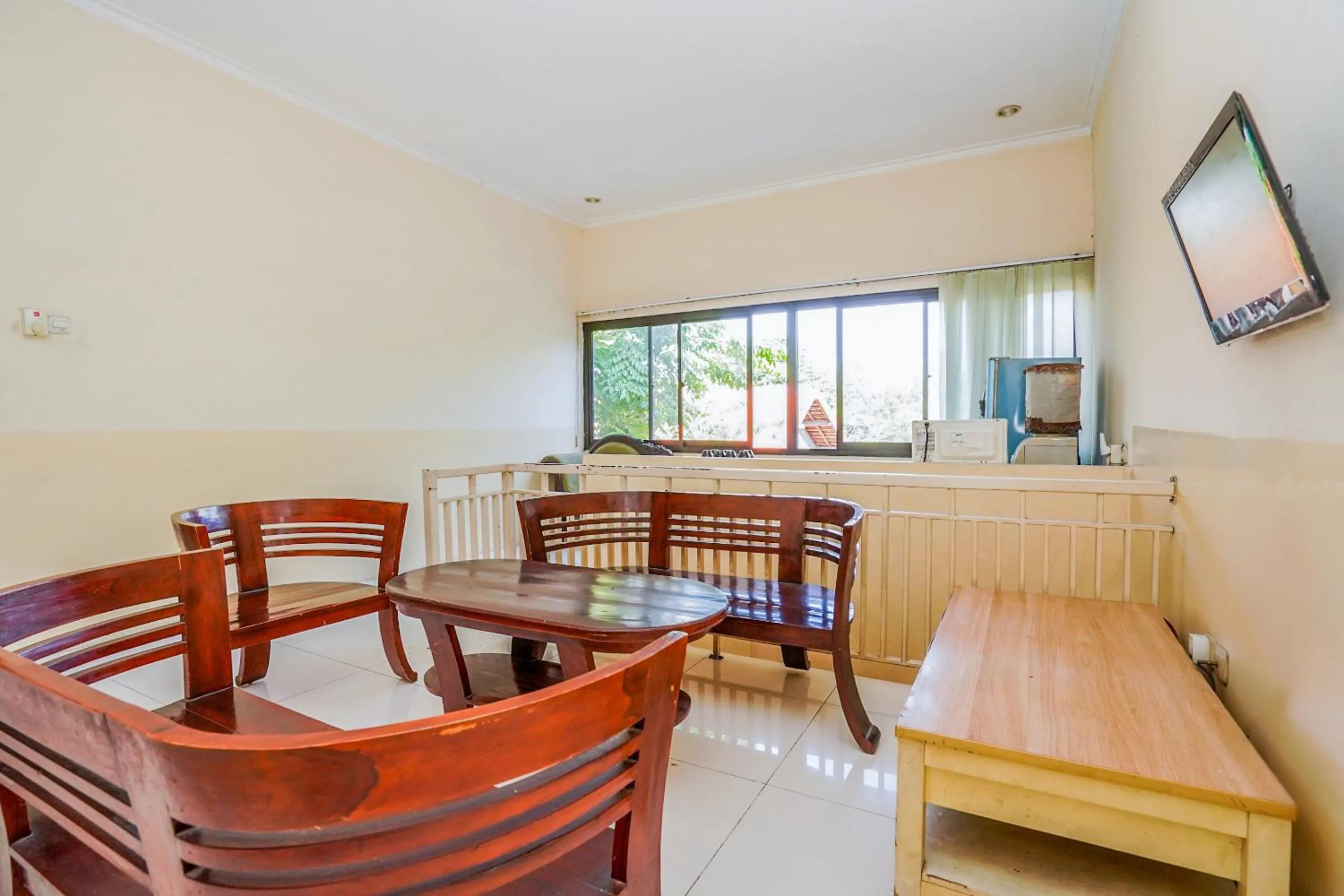 Lobby or reception, Dining Area in OYO 1956 Kana Family Residence