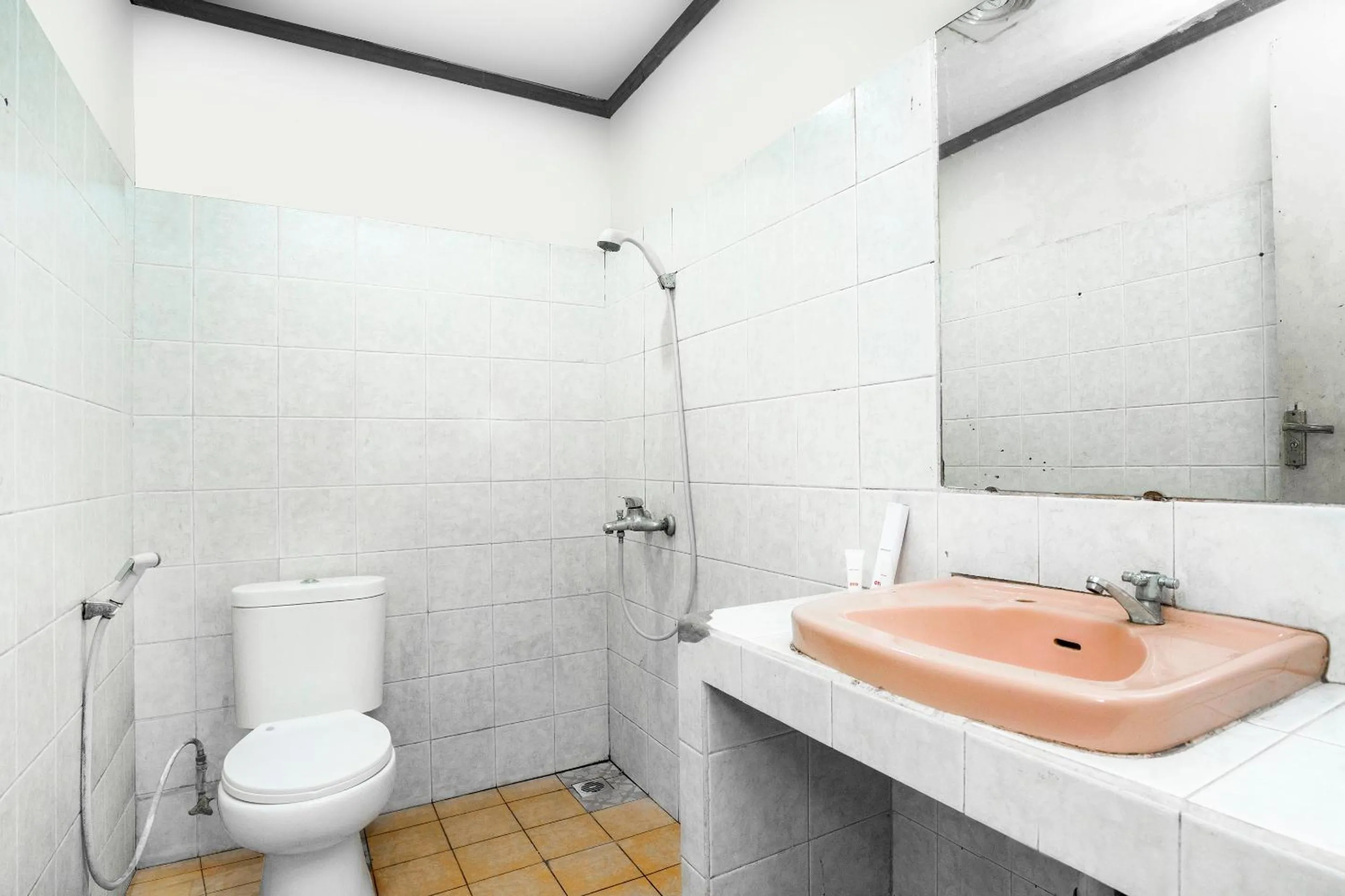 Bathroom in OYO 1989 Hotel Pelangi Harapan