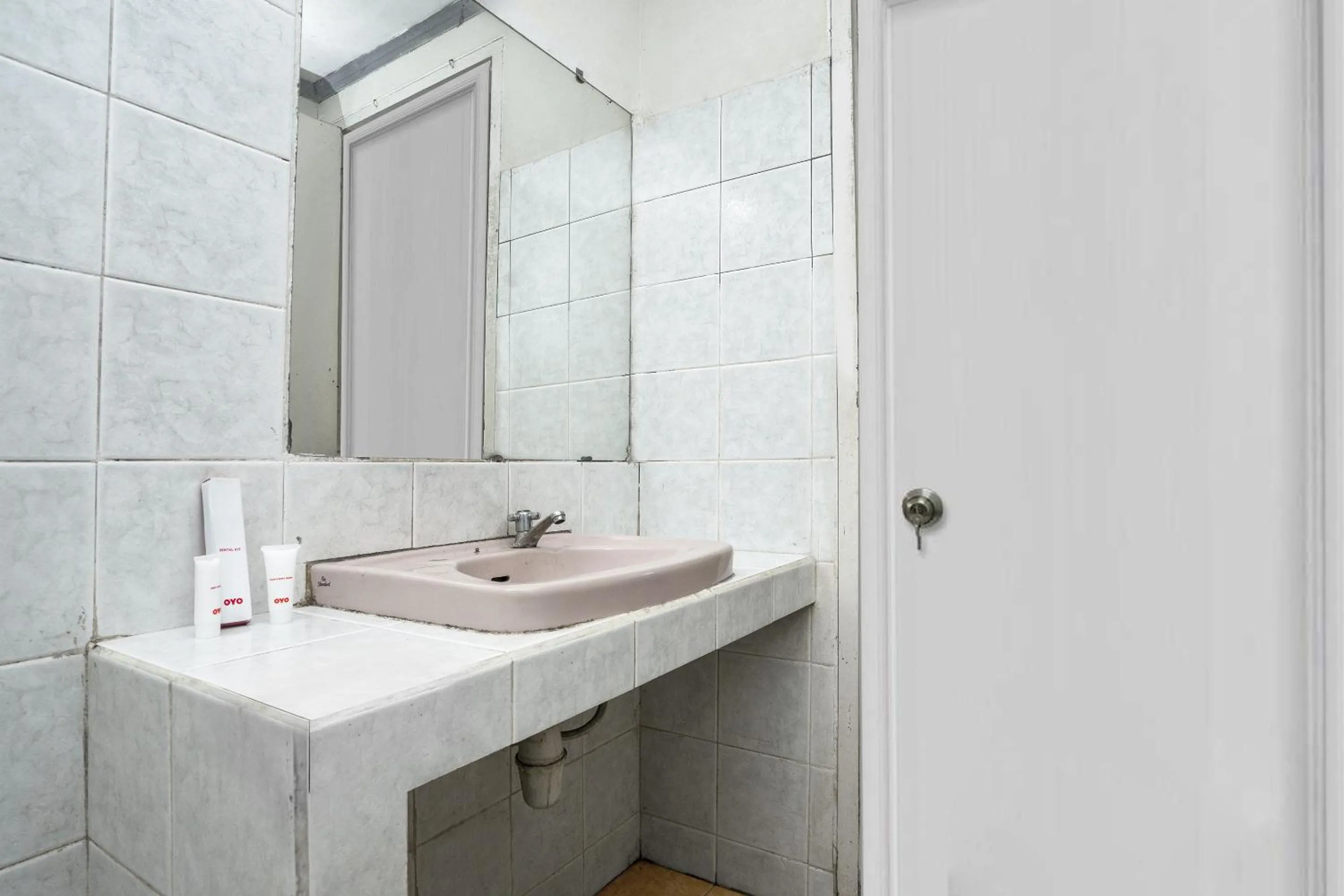 Bathroom in OYO 1989 Hotel Pelangi Harapan