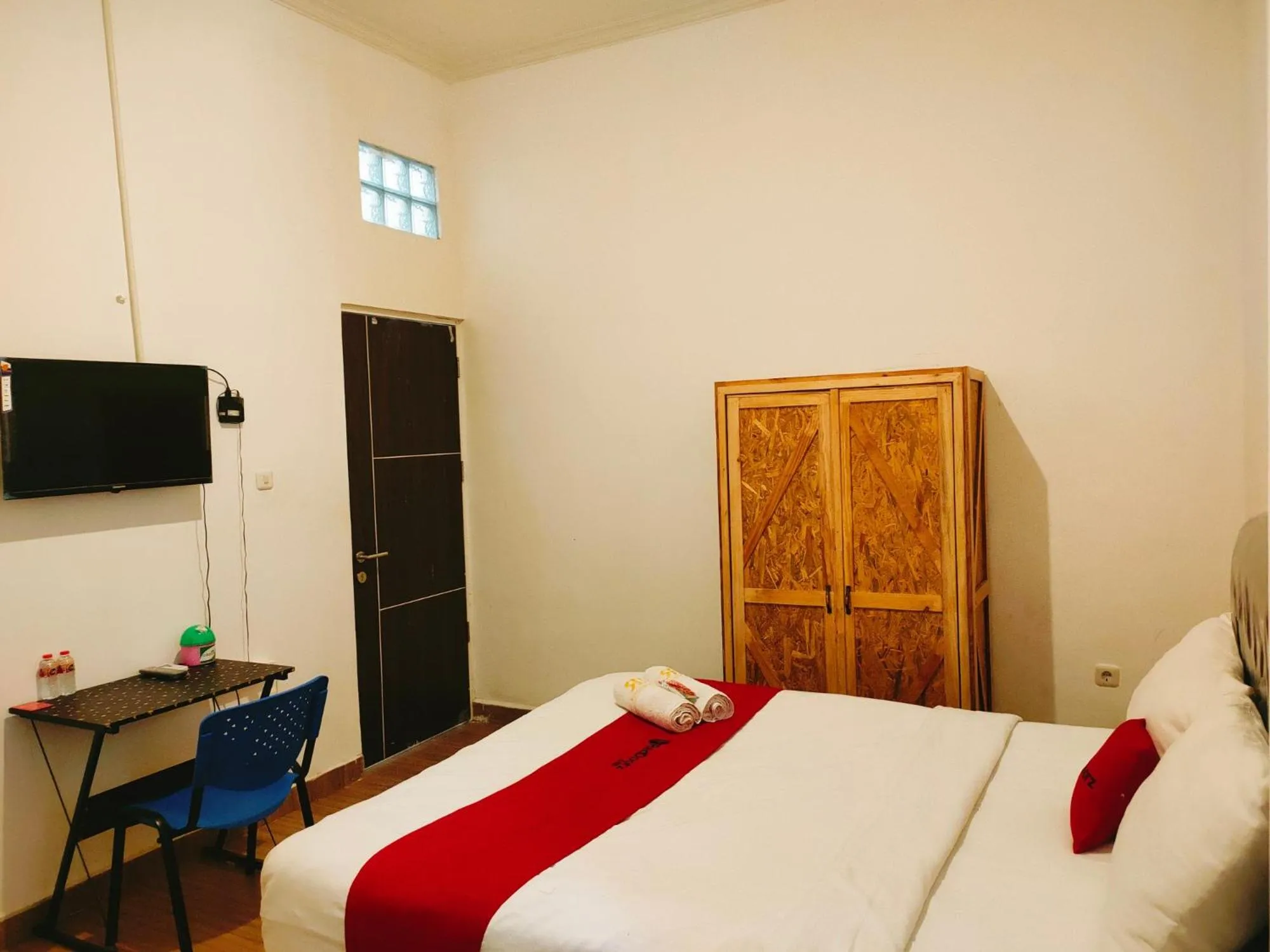 Bed in RedDoorz At Sukomanunggal Surabaya