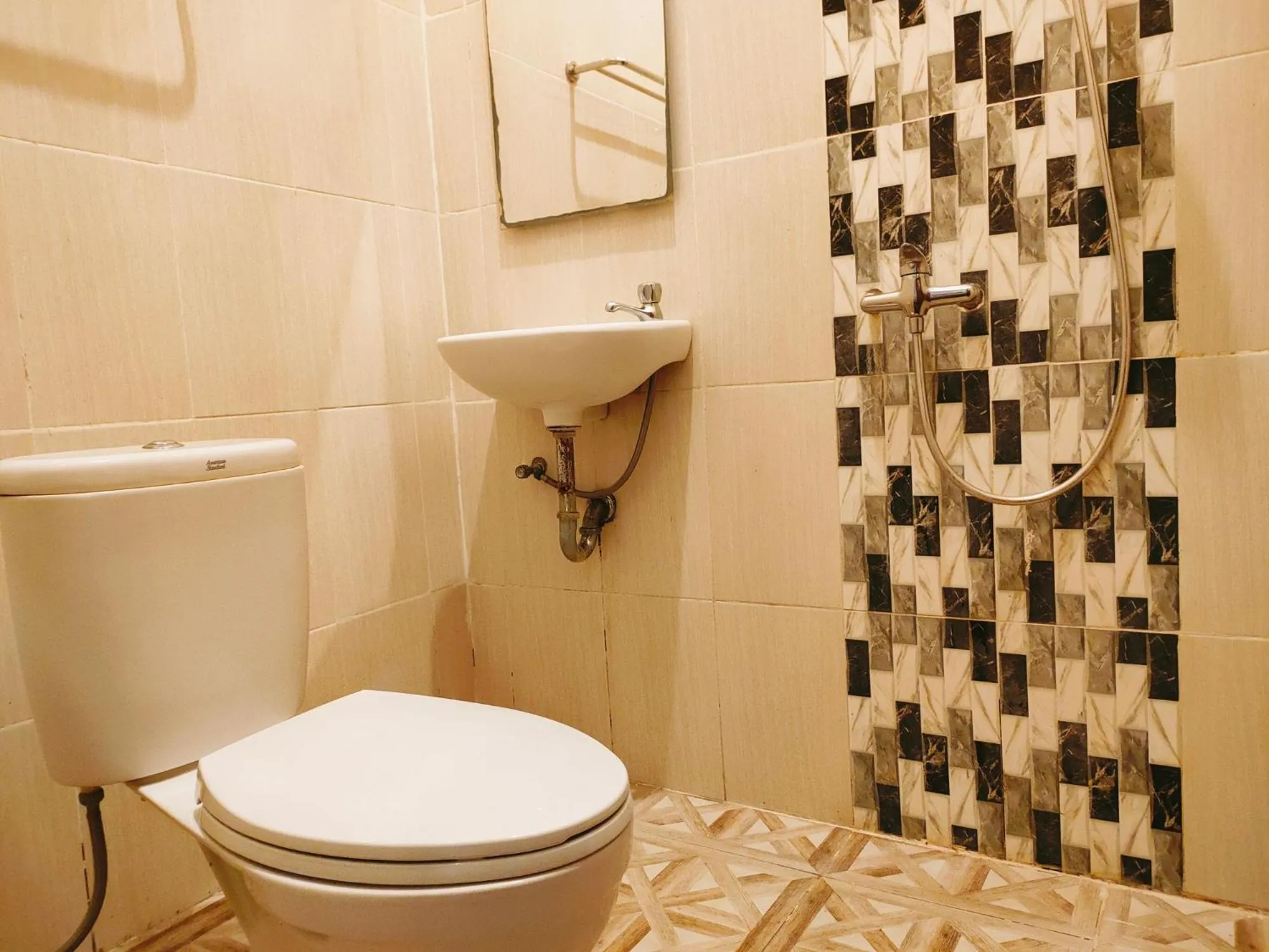 Shower in RedDoorz At Sukomanunggal Surabaya