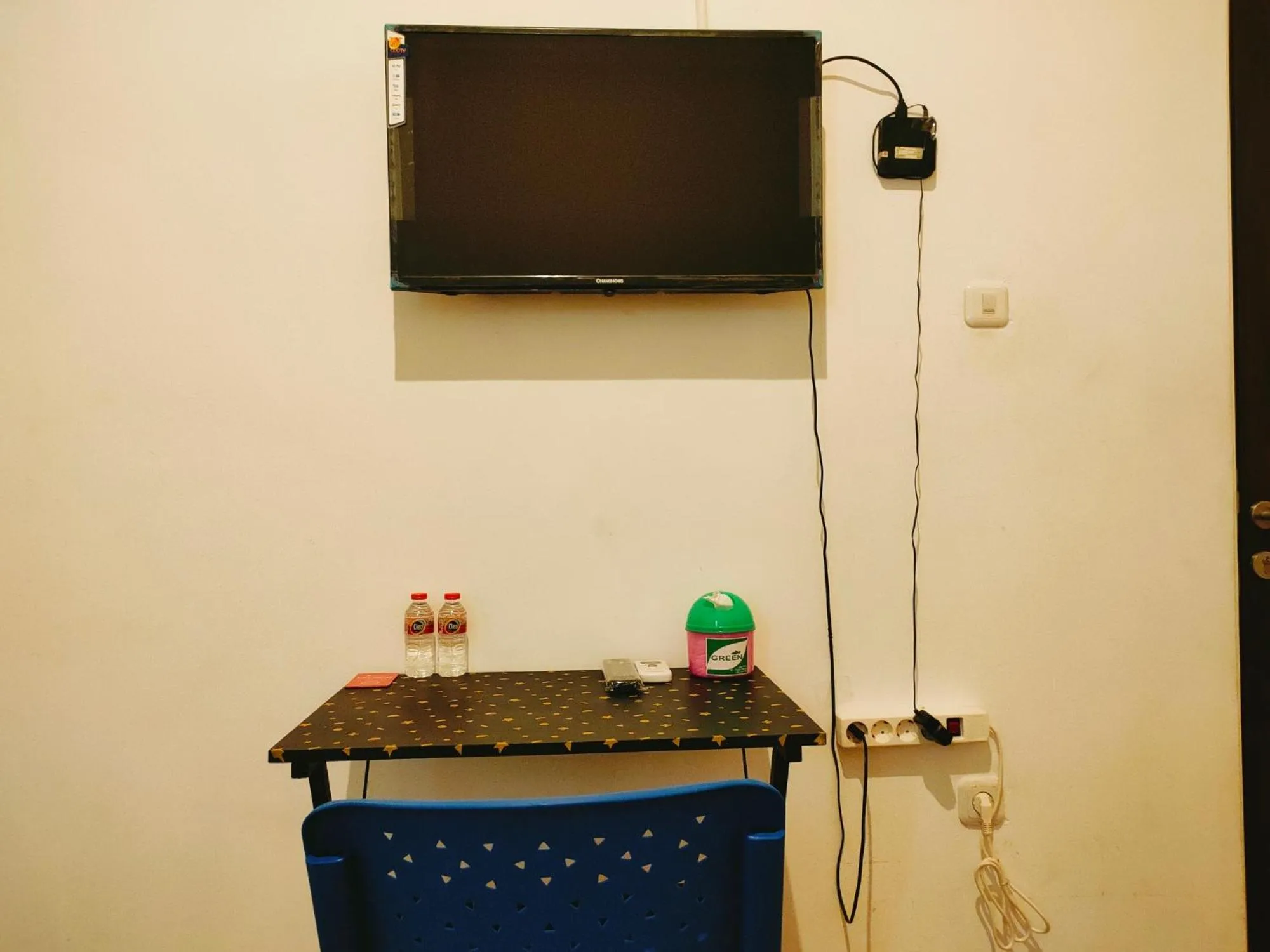 TV and multimedia in RedDoorz At Sukomanunggal Surabaya