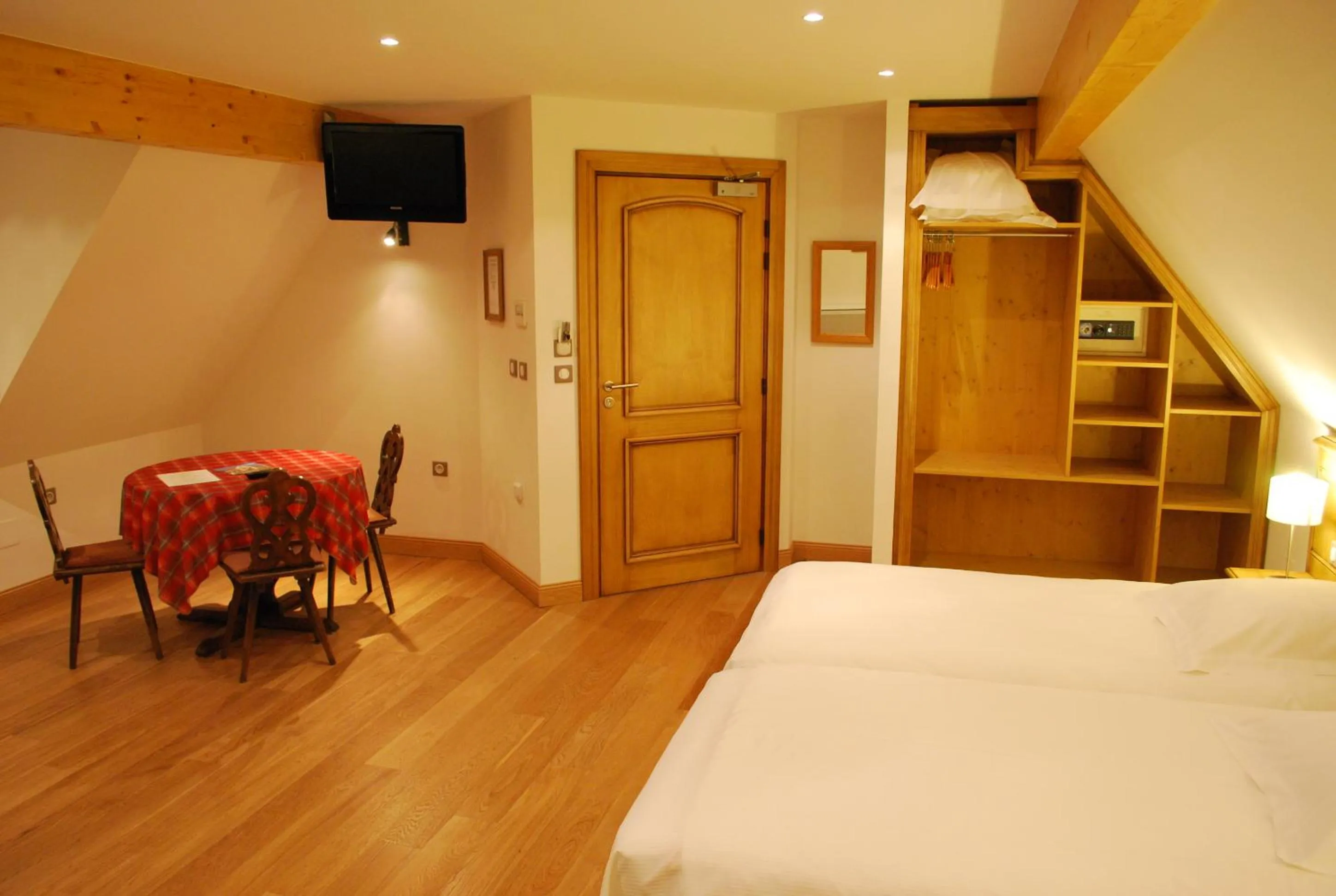 Photo of the whole room, Bed in Logis Hôtel Restaurant Kleiber