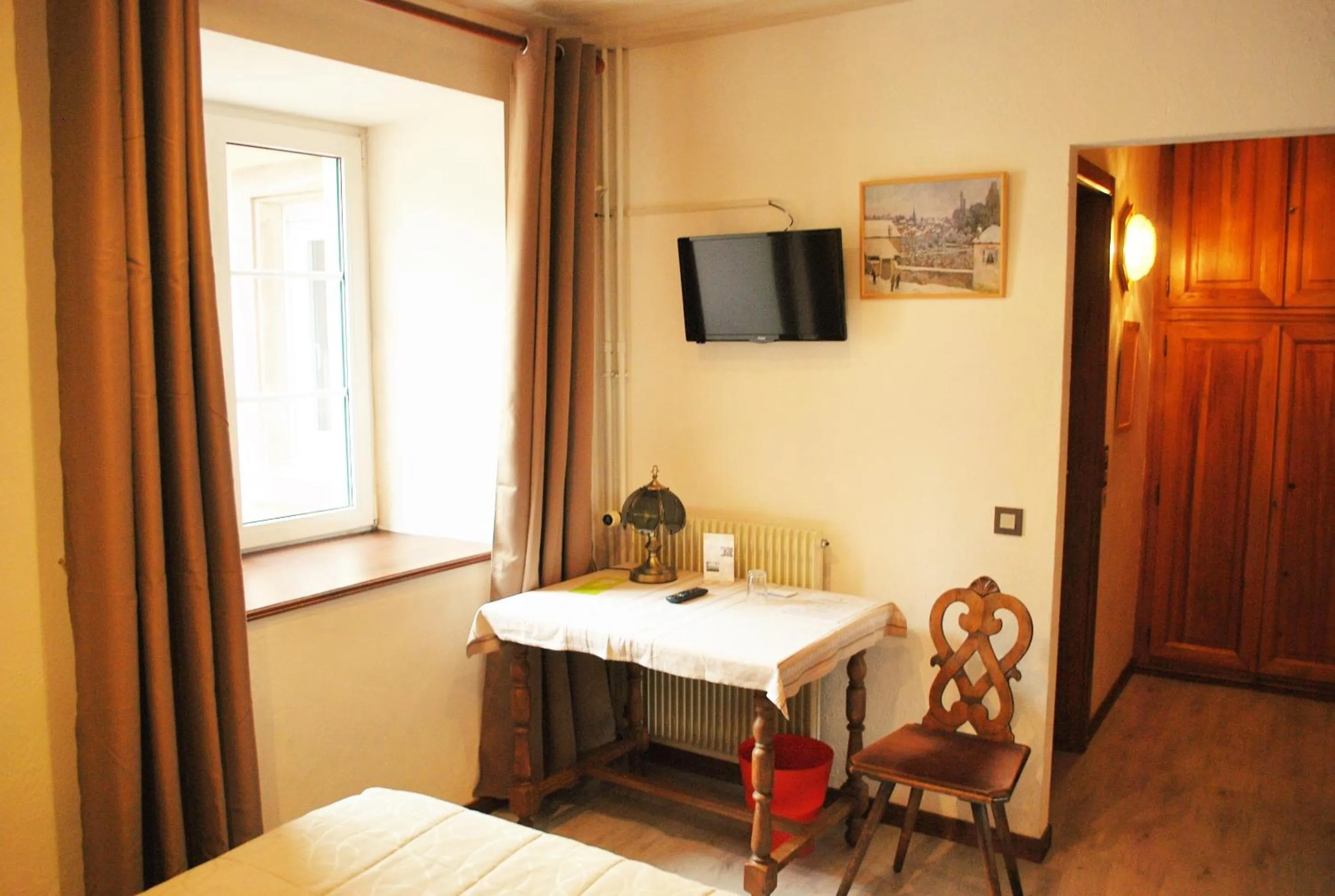 Day, Bed in Logis Hôtel Restaurant Kleiber