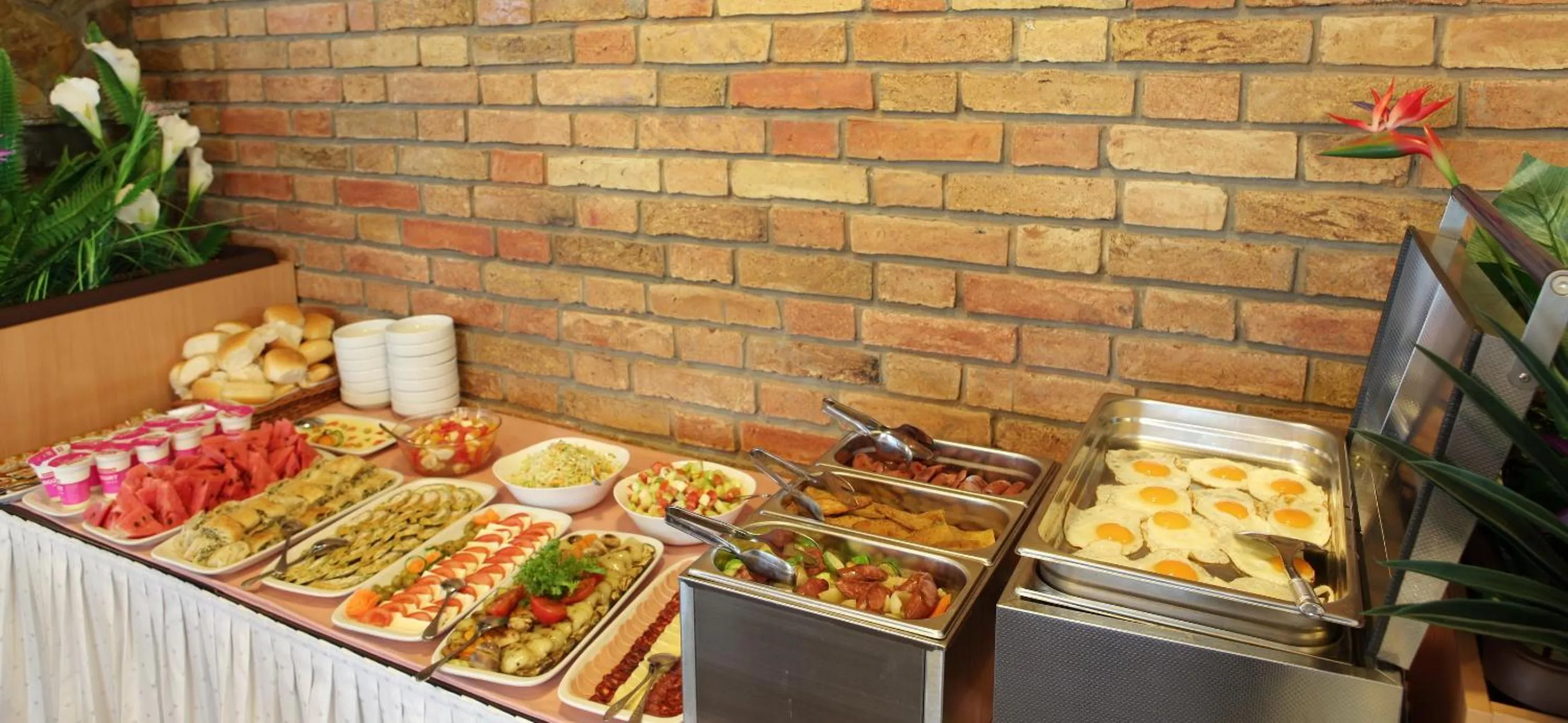 Buffet breakfast in Hotel Novella Uno