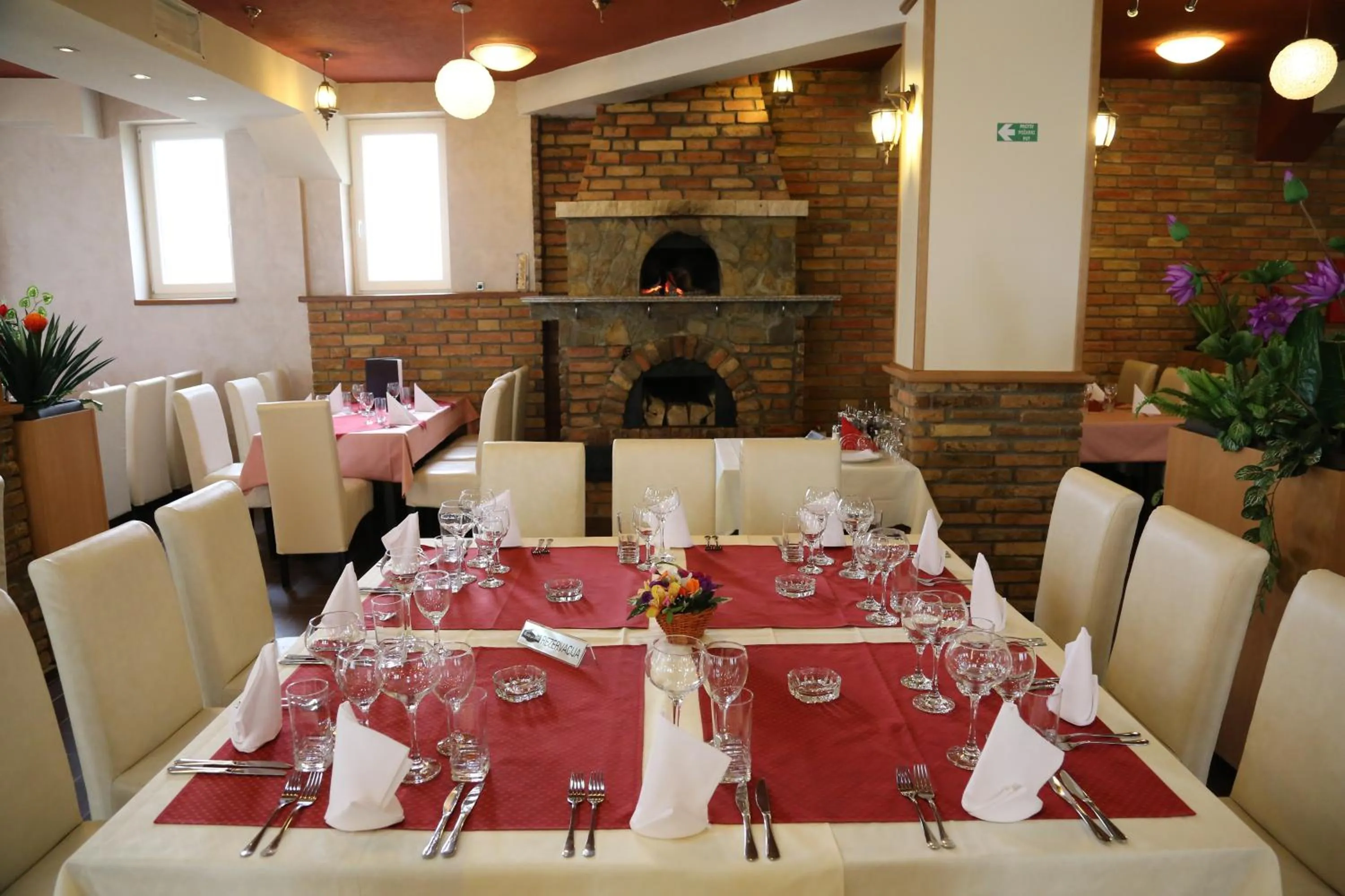 Restaurant/places to eat in Hotel Novella Uno