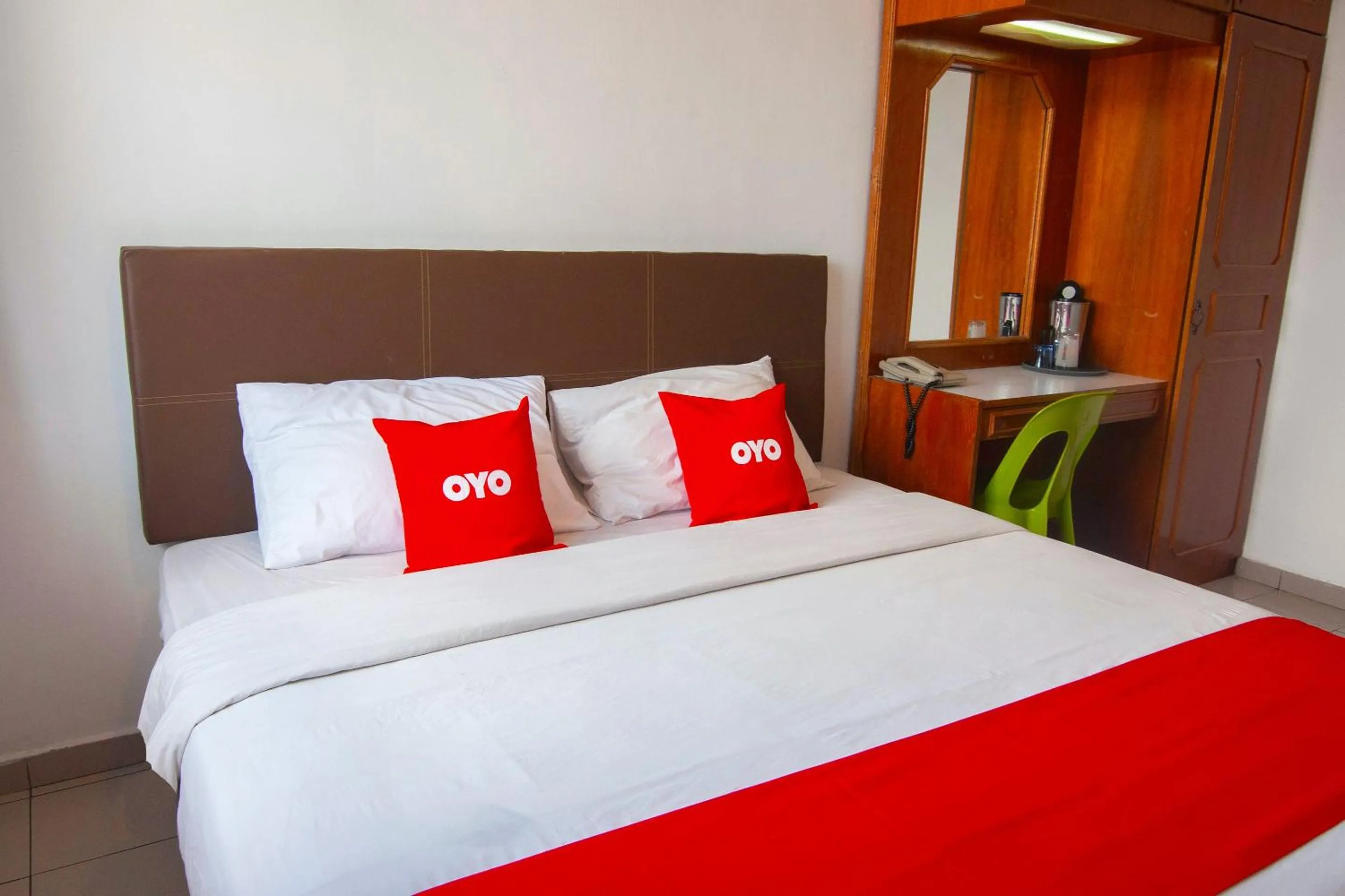 Bedroom in OYO 89577 Kristal Hotel