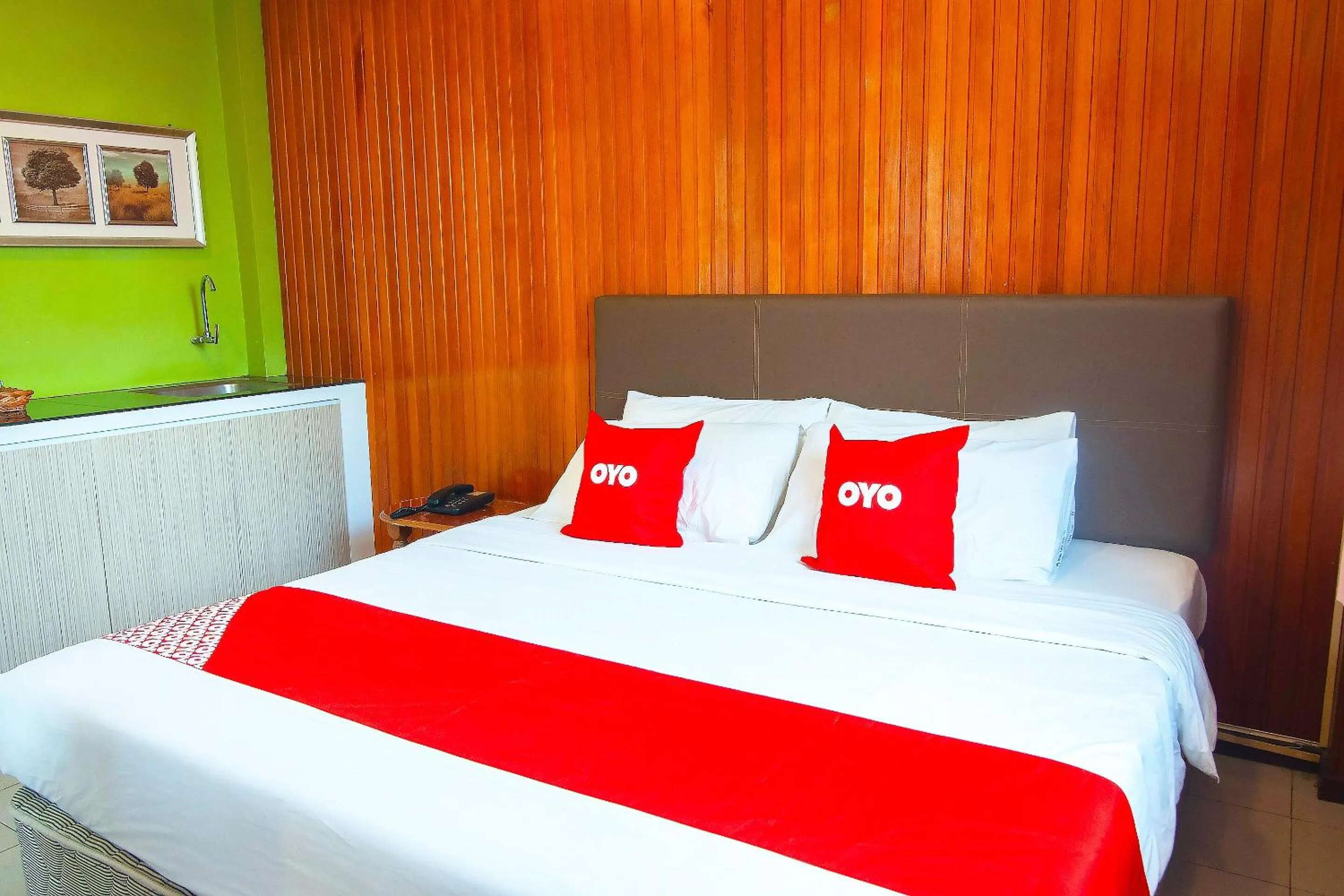 Bedroom in OYO 89577 Kristal Hotel