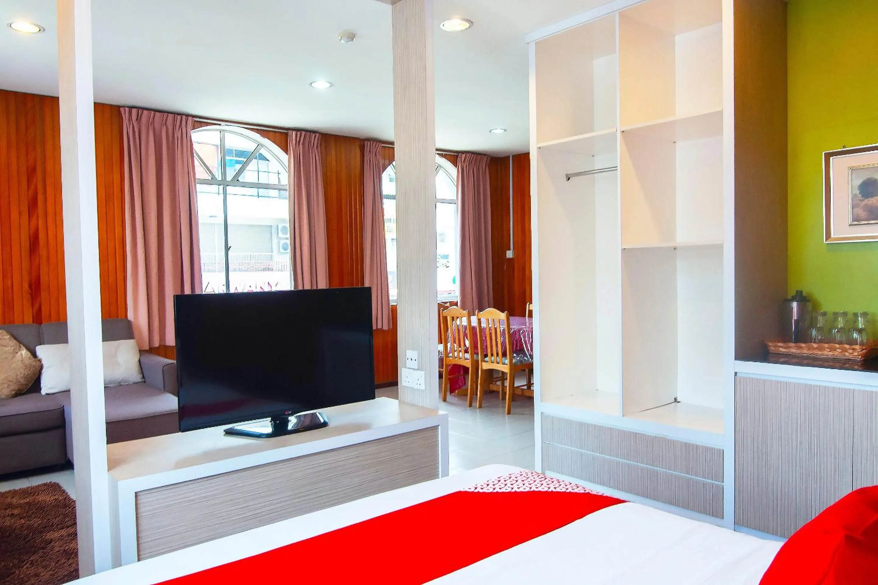 Bedroom, TV/Entertainment Center in OYO 89577 Kristal Hotel