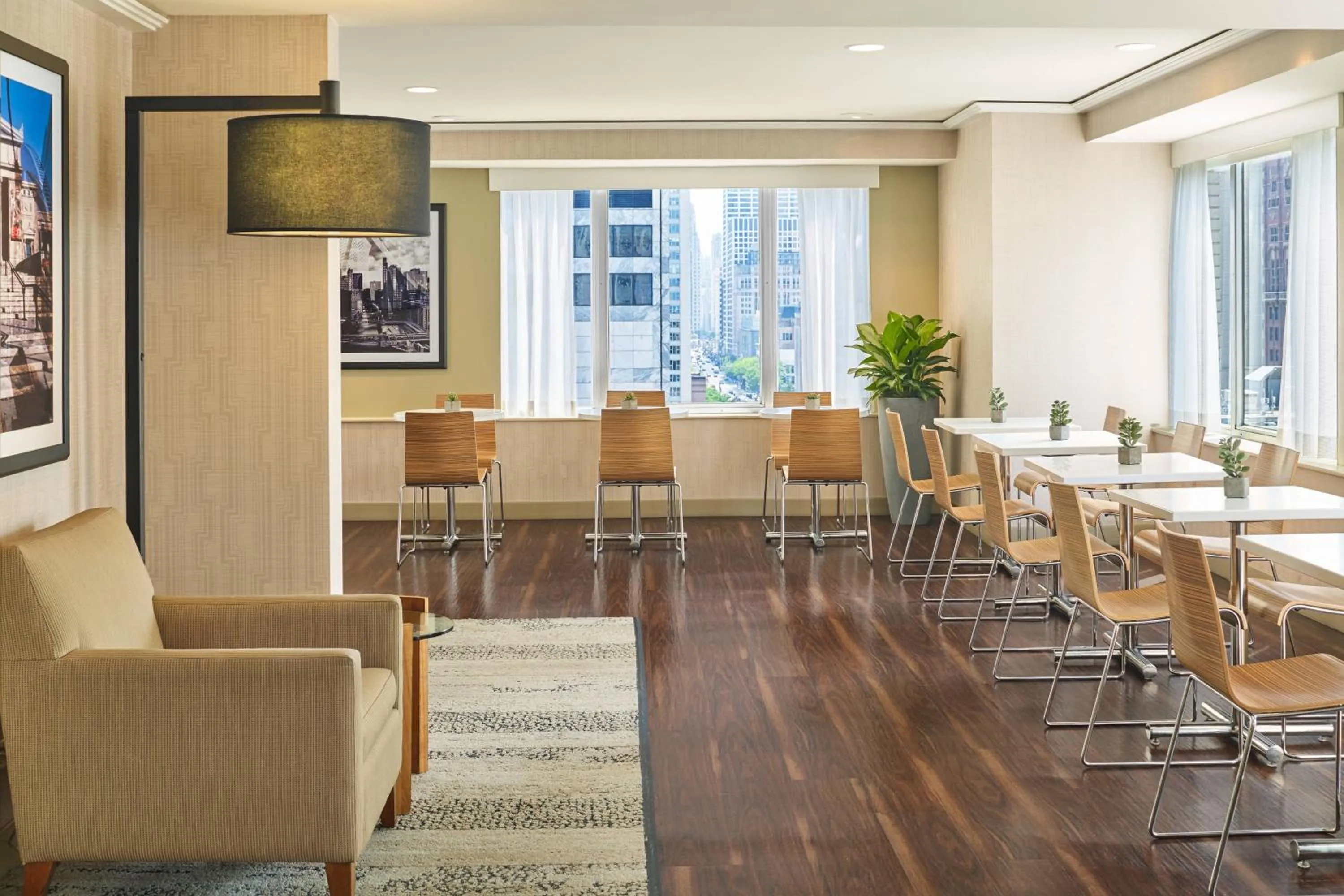 Lounge or bar in The Westin Michigan Avenue Chicago