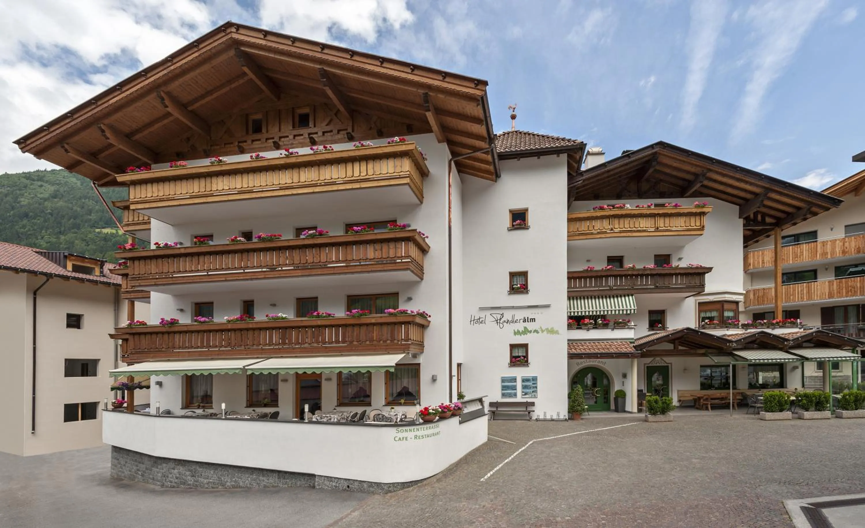 Facade/entrance in Hotel Pfandleralm