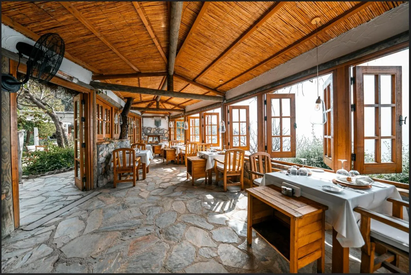 Restaurant/places to eat in Nautical Hotel