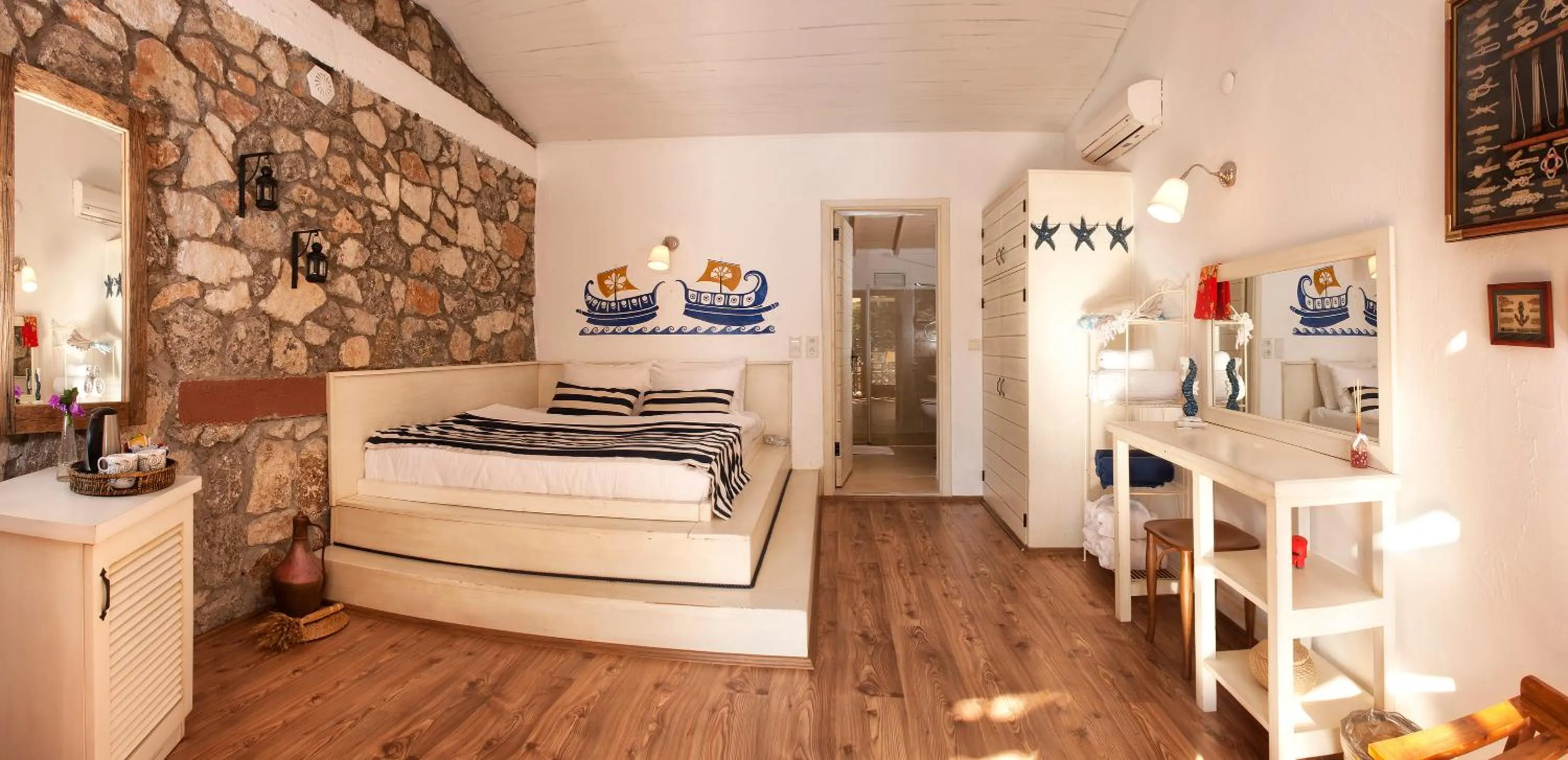 Bedroom, Bed in Nautical Hotel