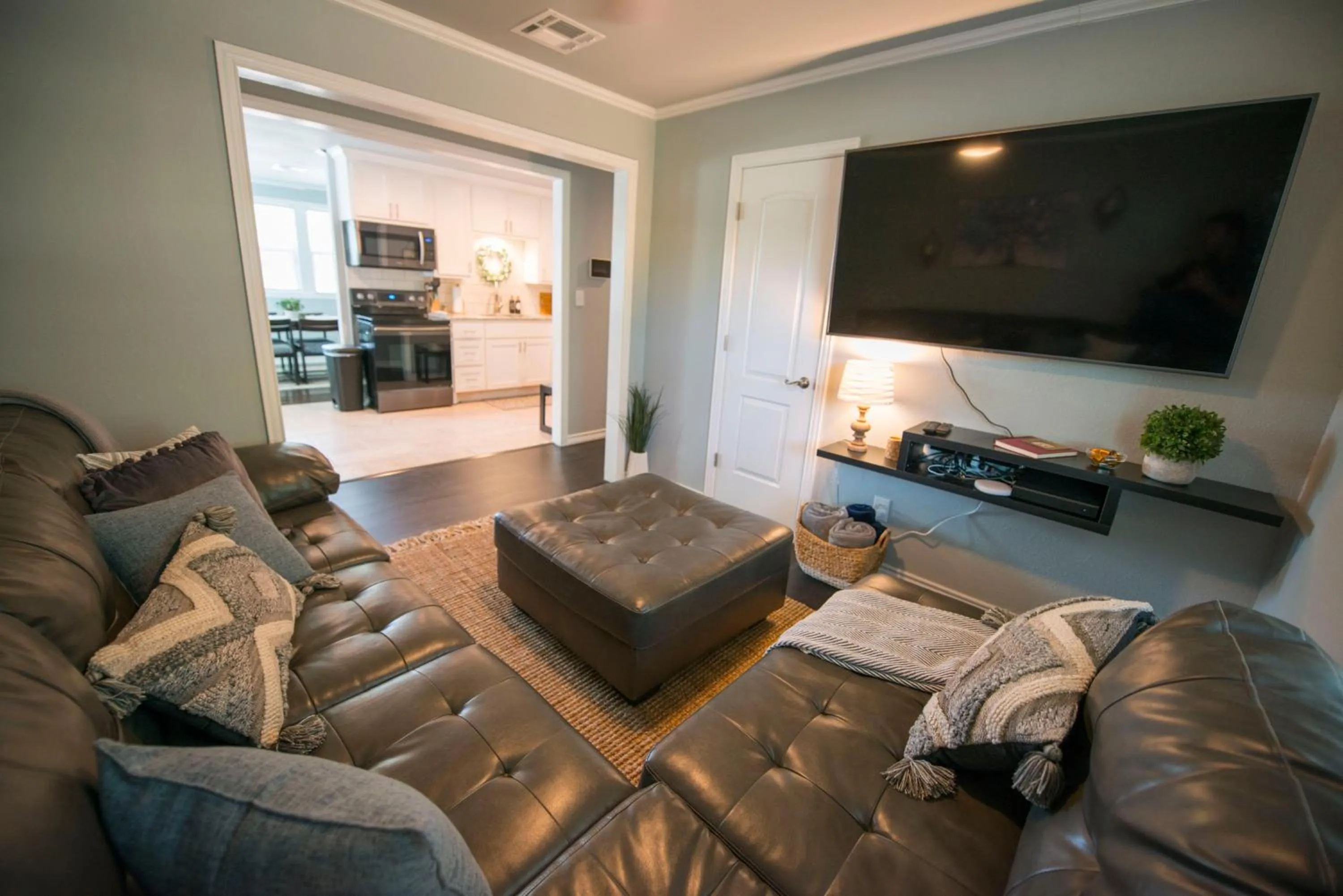 Walk to the Silos! 3 Bed 1960's Bungalow near Baylor