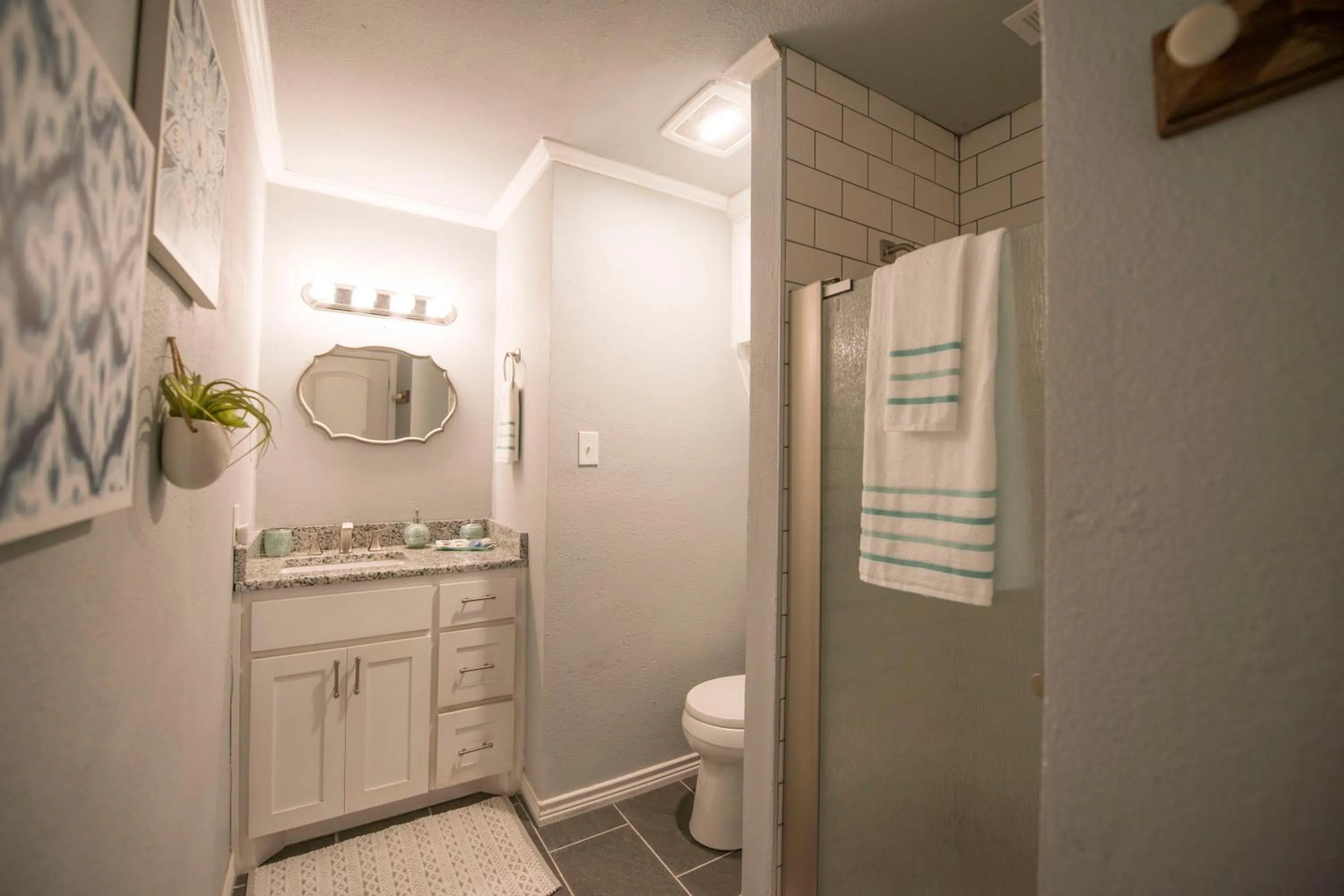 Walk to the Silos! 3 Bed 1960's Bungalow near Baylor