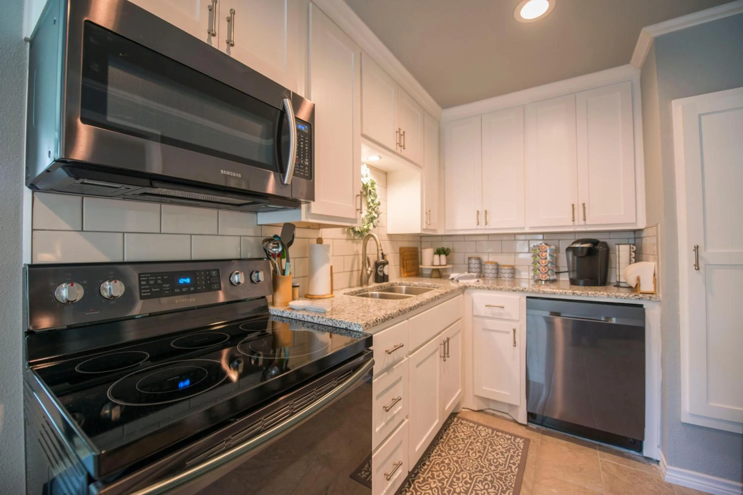 Walk to the Silos! 3 Bed 1960's Bungalow near Baylor