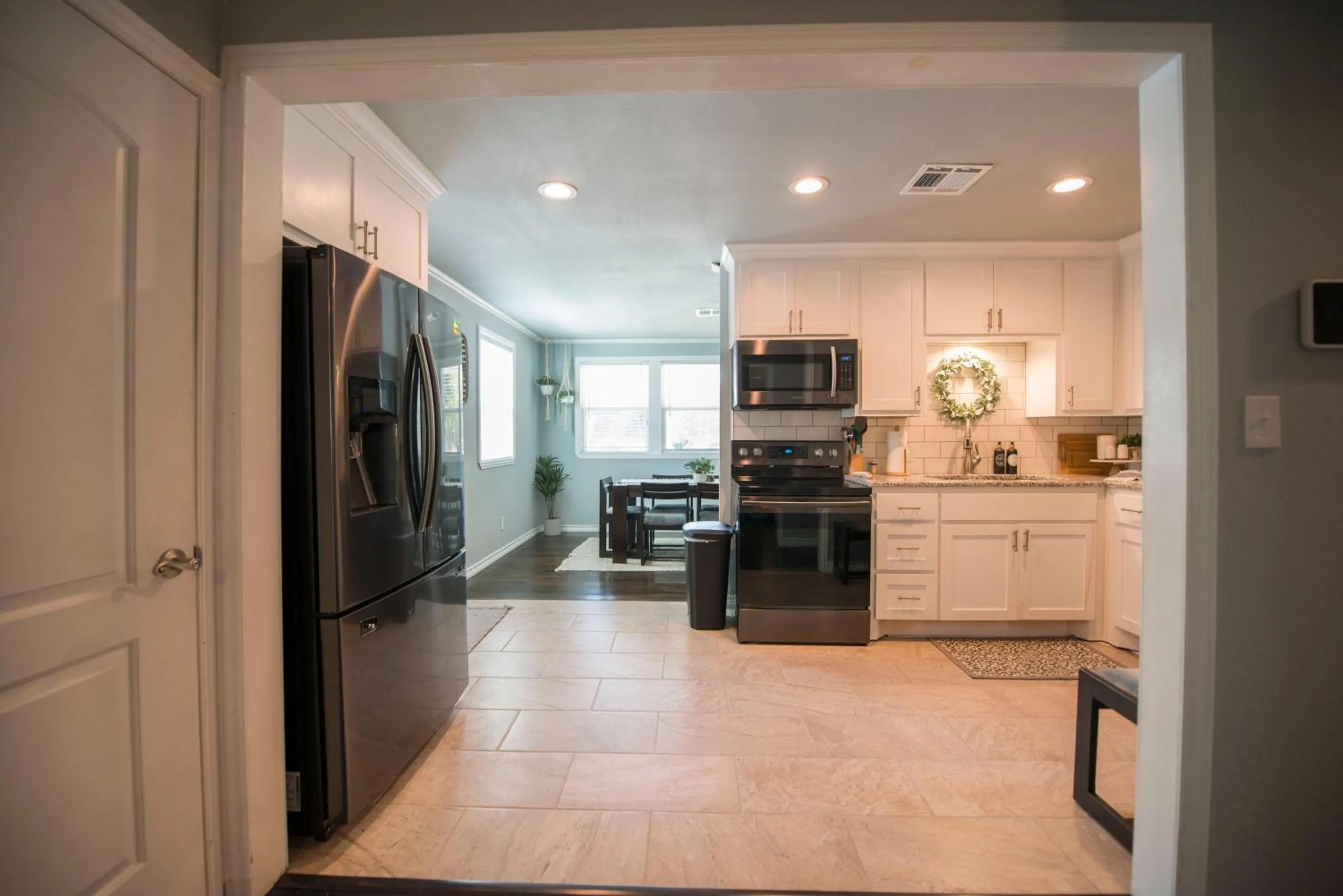 Walk to the Silos! 3 Bed 1960's Bungalow near Baylor