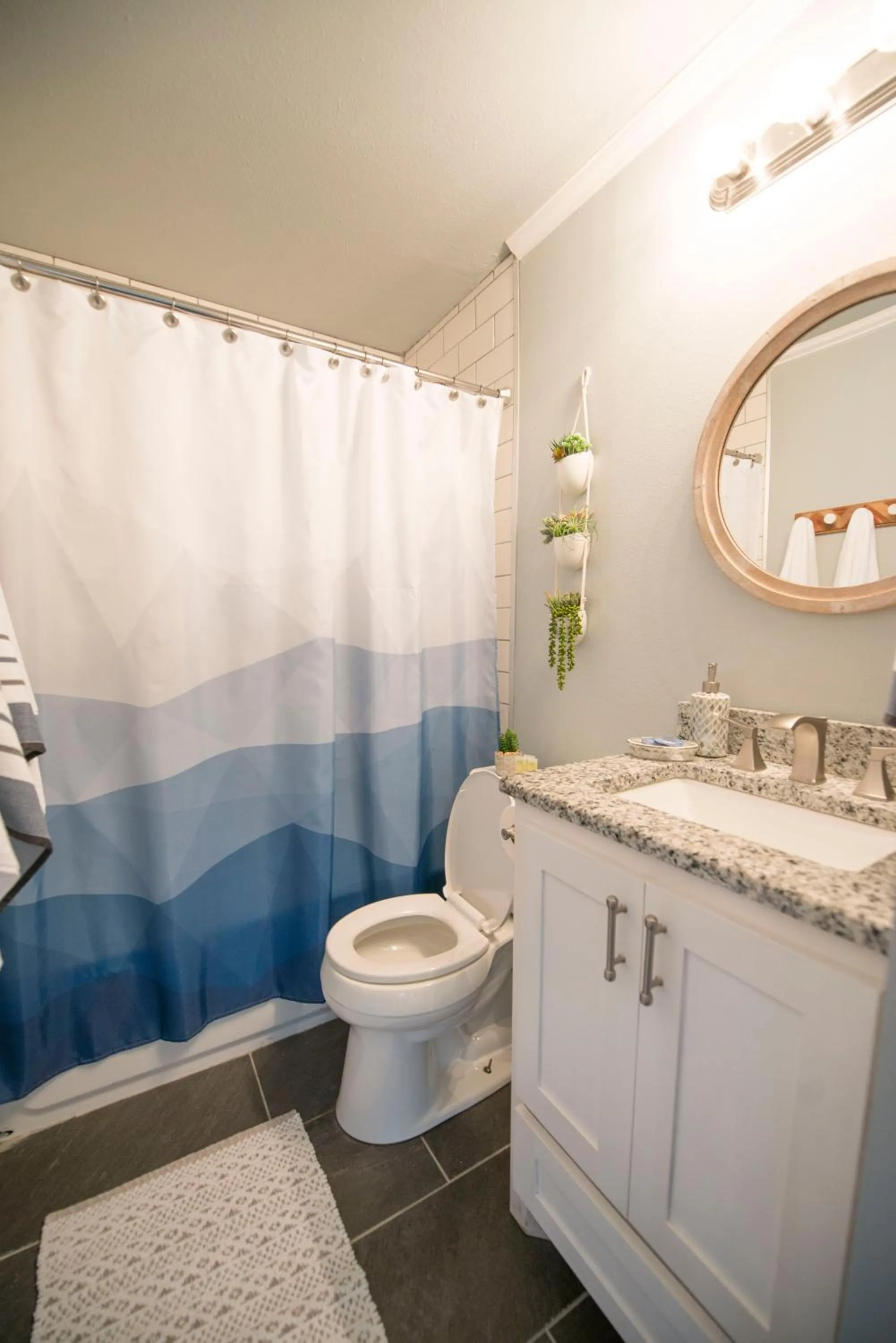 Walk to the Silos! 3 Bed 1960's Bungalow near Baylor