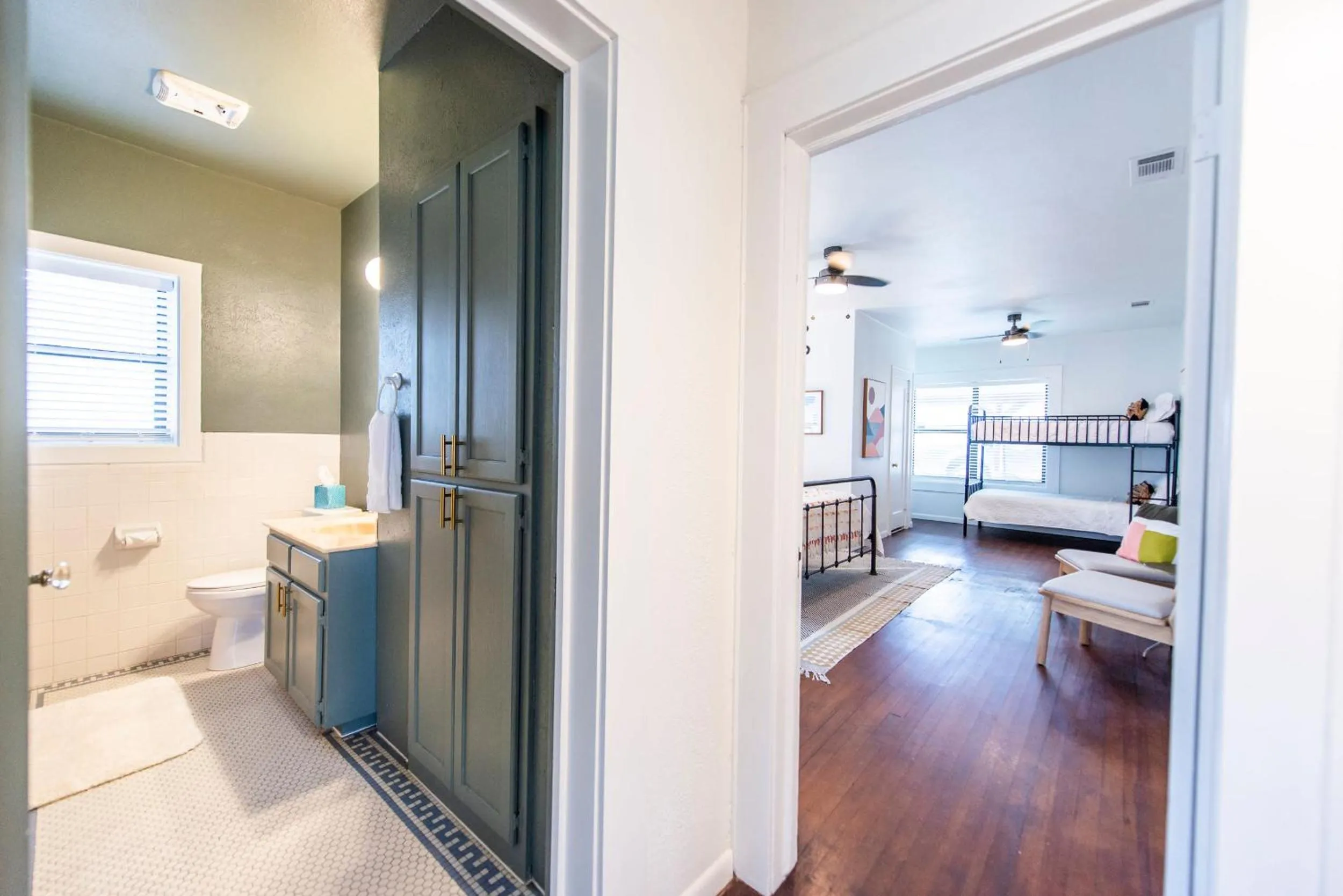 Bed in Classy 1927 Uptown Tudor 4 min to Magnolia