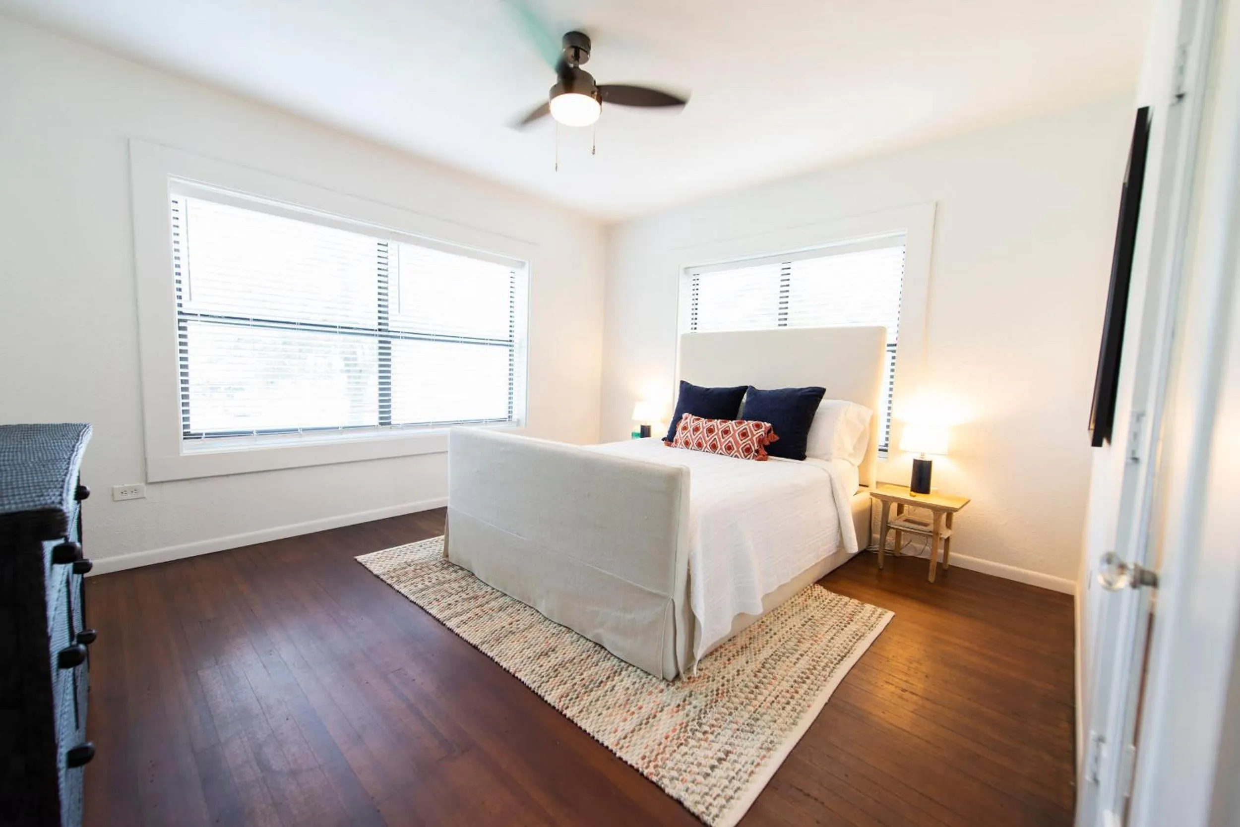 Bed in Classy 1927 Uptown Tudor 4 min to Magnolia