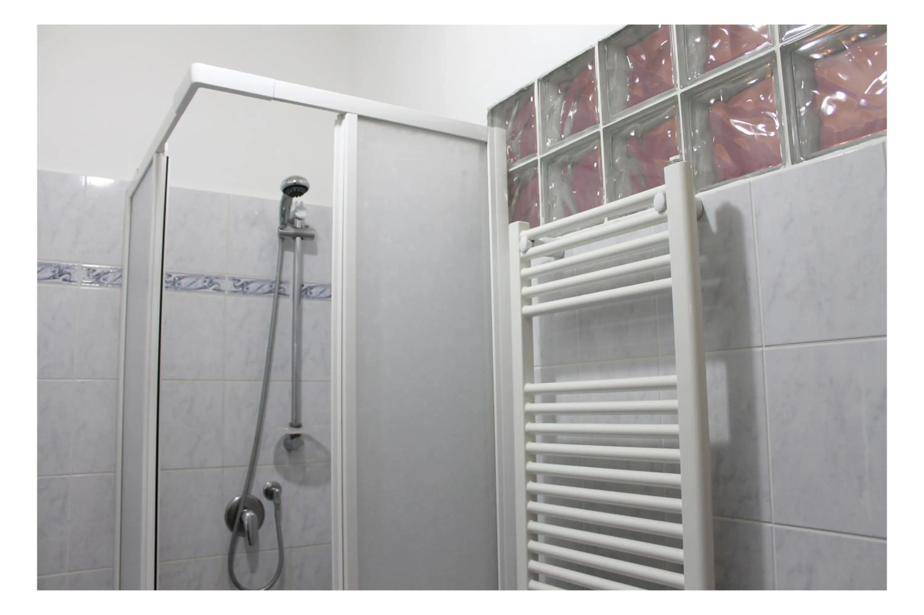 Shower in B&B Roma Castle Termini