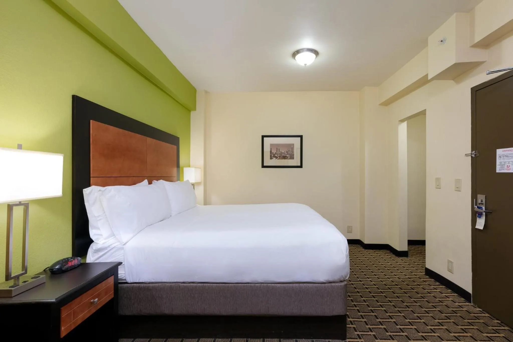 Photo of the whole room, Bed in Holiday Inn Express & Suites - Atlanta Downtown by IHG